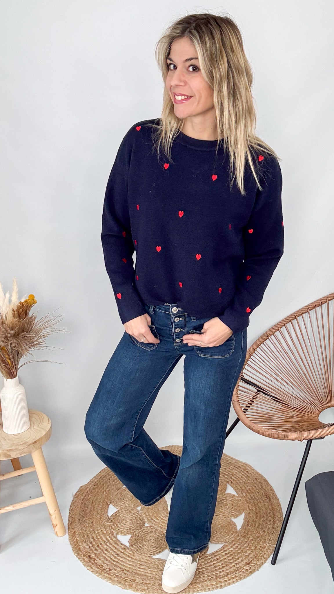 Pull marine femme avec petits coeurs rouges brodés et jean bleu - La Boutique de Lydie