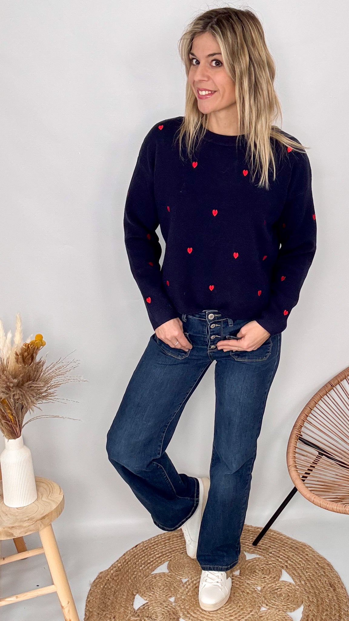 Pull marine femme avec petits coeurs rouges brodés et jean bleu - La Boutique de Lydie
