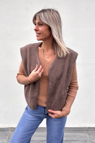 Gilet sans manches taupe, effet bouclée