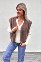 Gilet sans manches taupe, effet bouclée la boutqiue de lydie