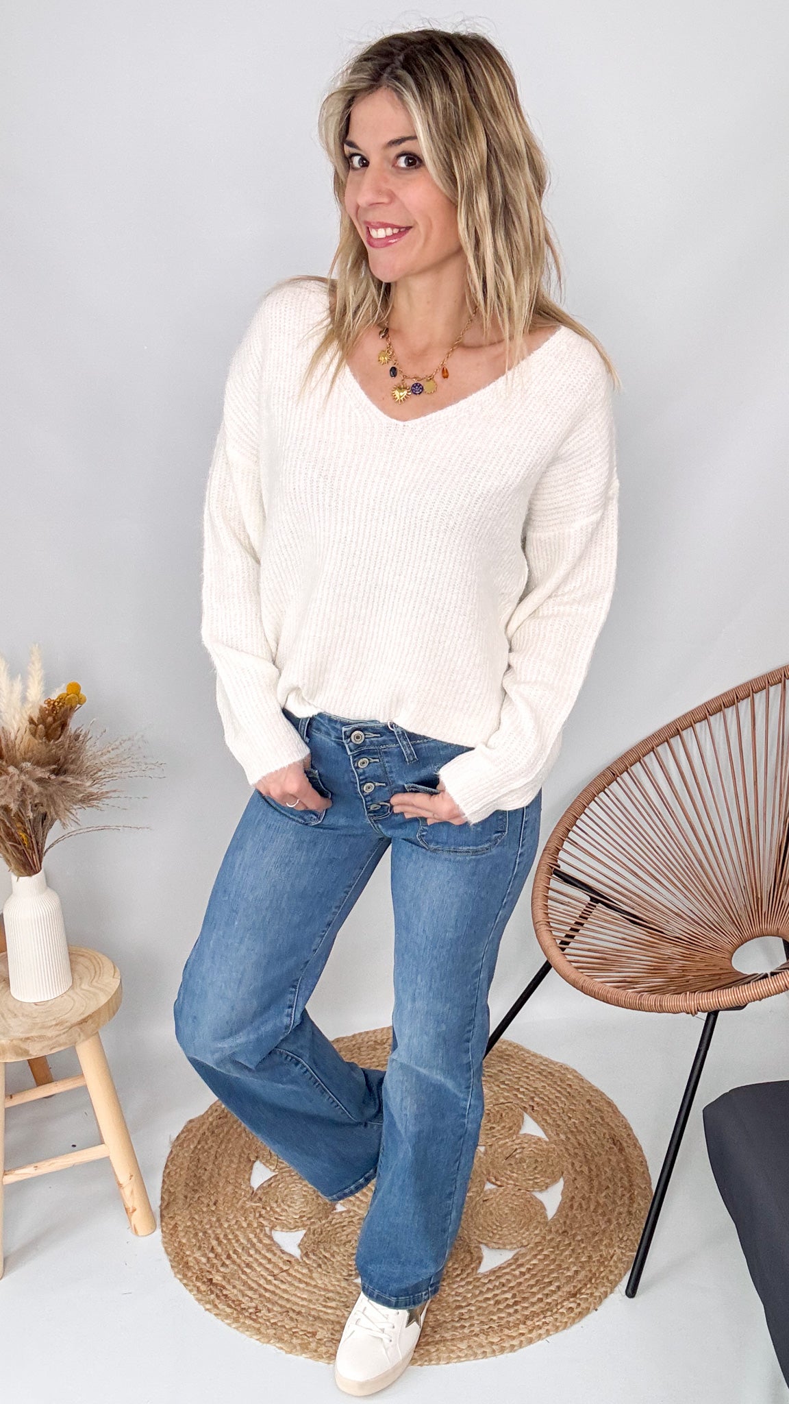 Détail maille pull blanc col V femme taille unique 36 au 42