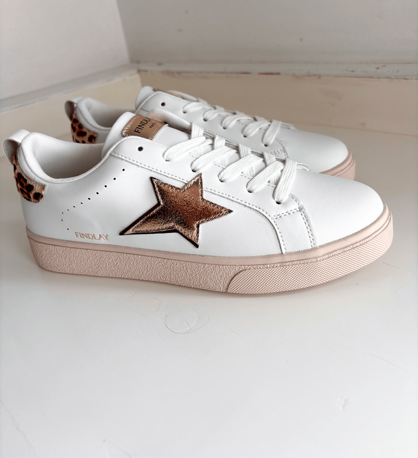 baskets dorées et léopard