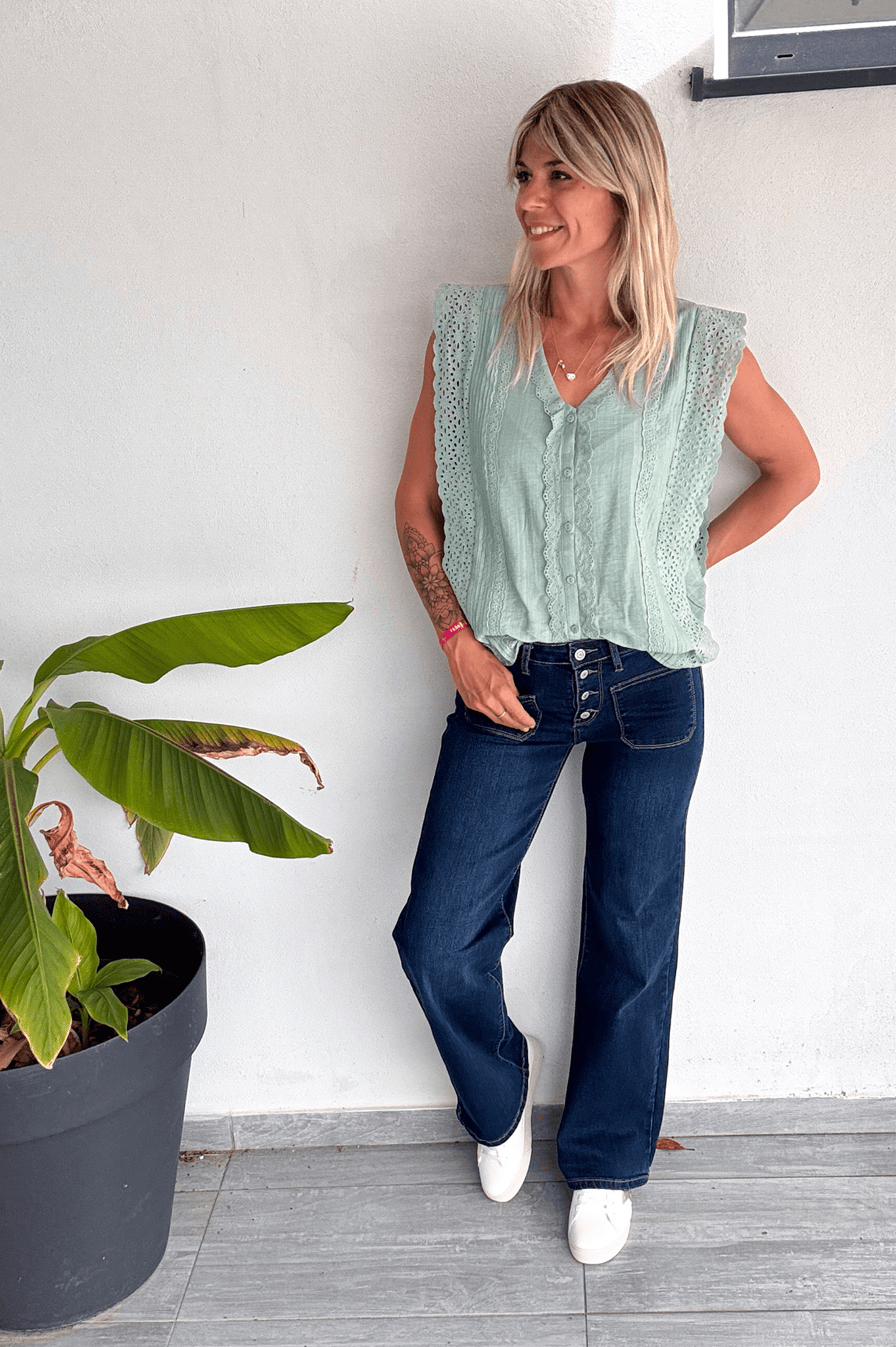 Top vert d'eau petite dentelles sur les cotés