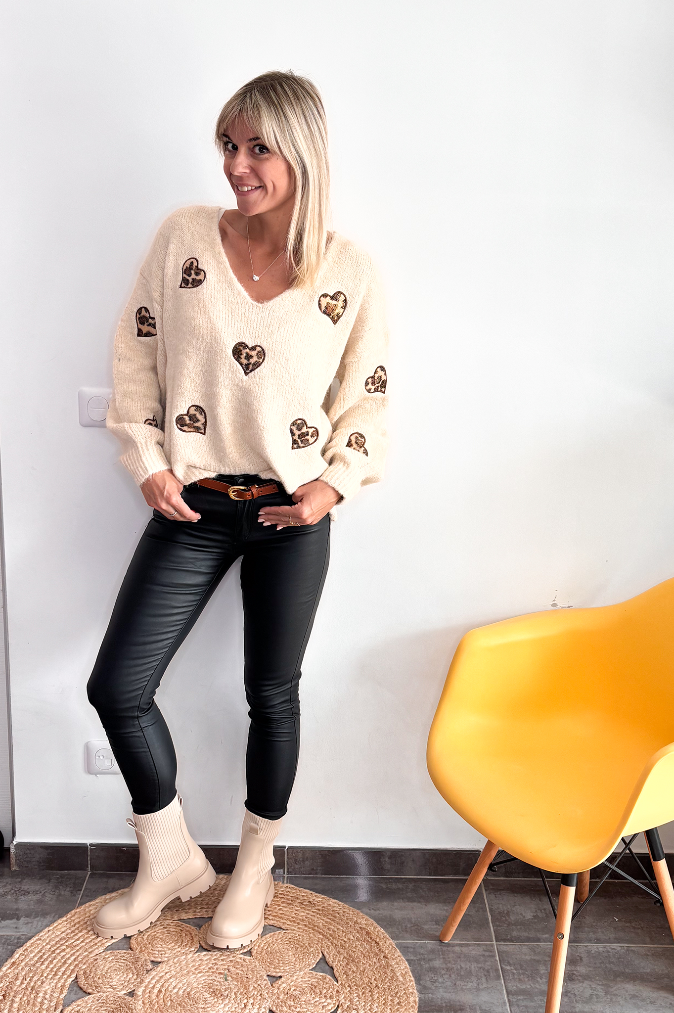 Pull beige large avec coeur léopard la boutique de lydie