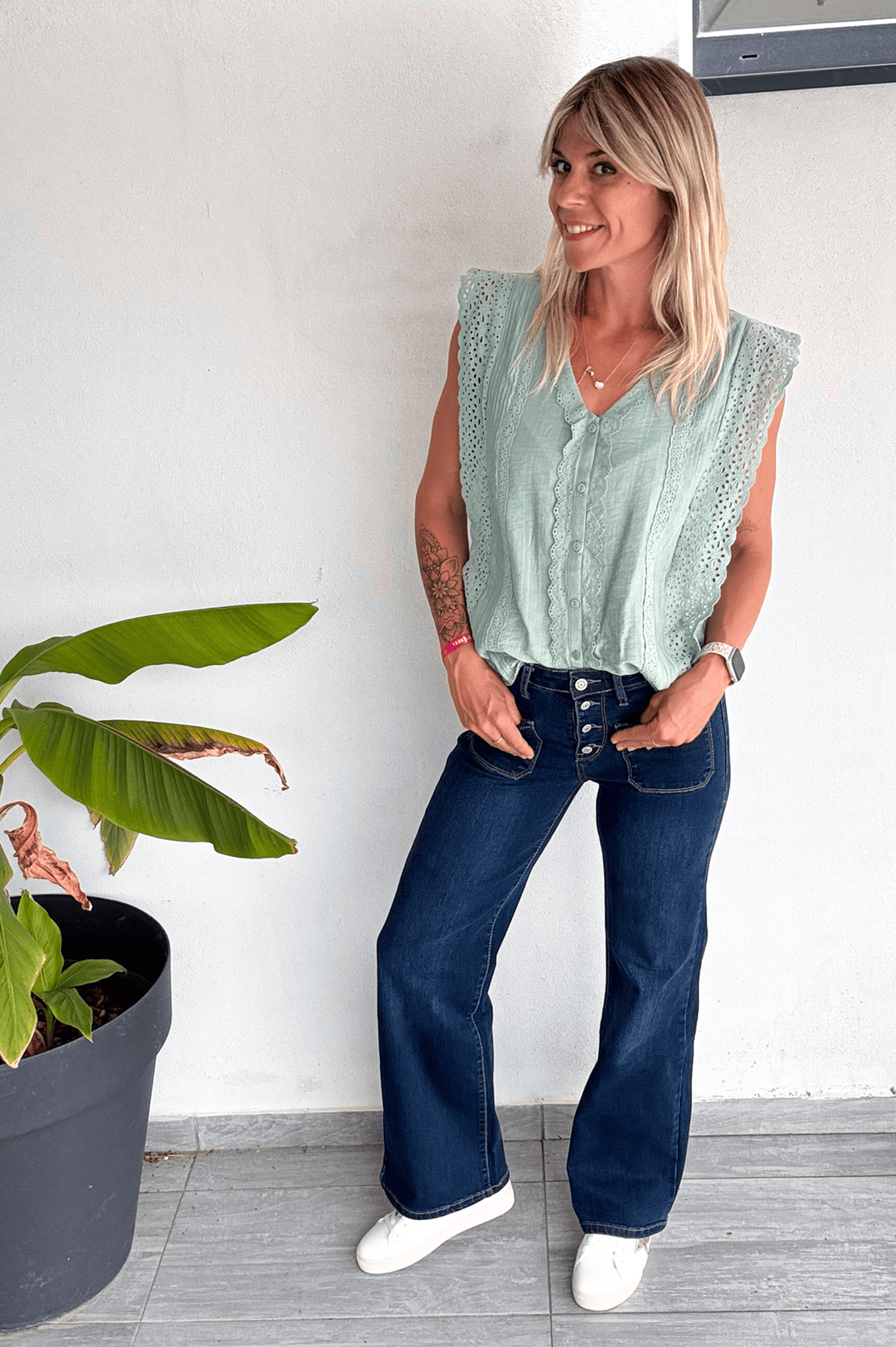 Top vert d'eau petite dentelles sur les cotés