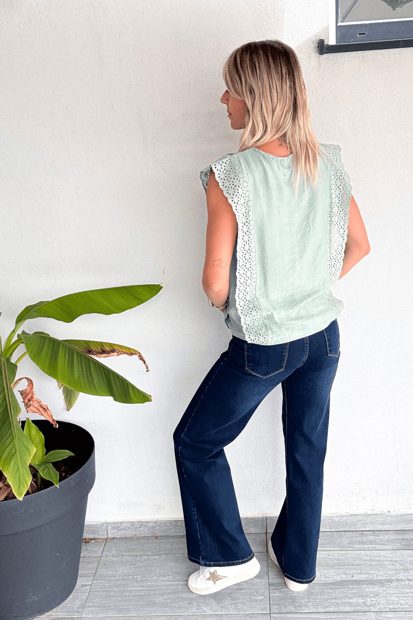 Top vert d'eau petite dentelles sur les cotés