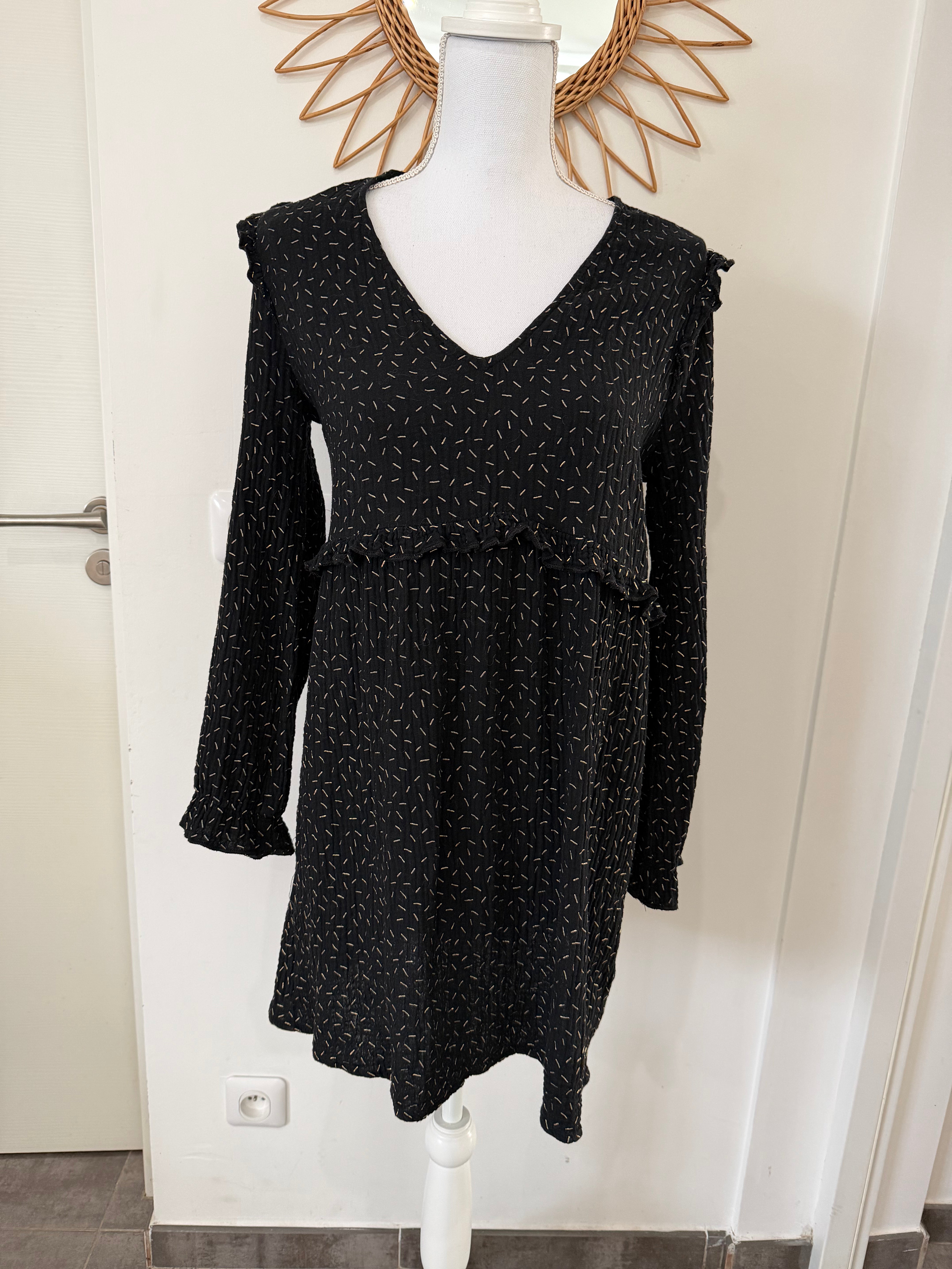 Robe noire avec motifs doré, Col V, coupe ample
