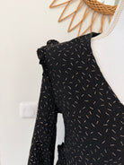 Robe noire avec motifs doré, Col V, coupe ample