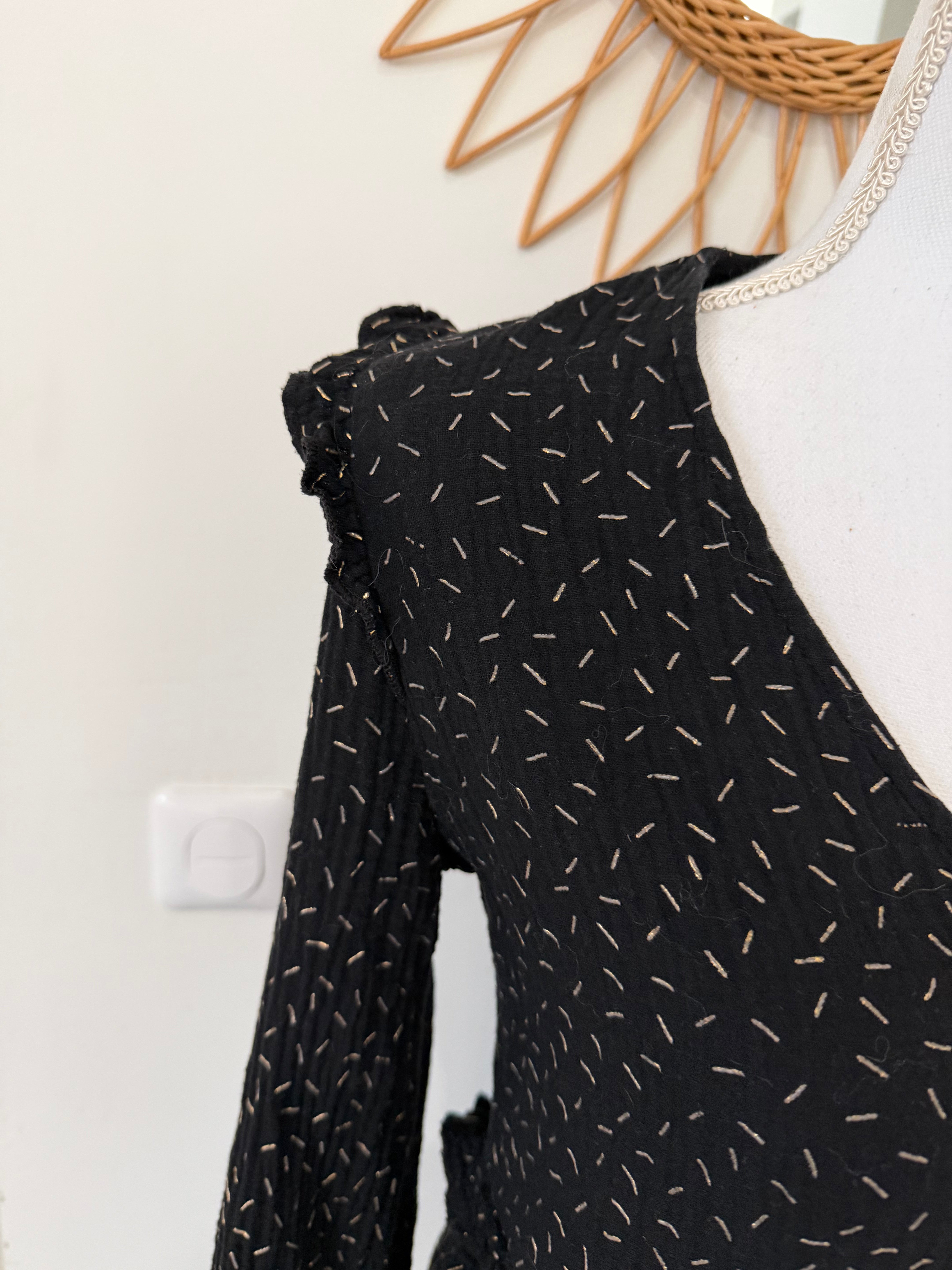 Robe noire avec motifs doré, Col V, coupe ample