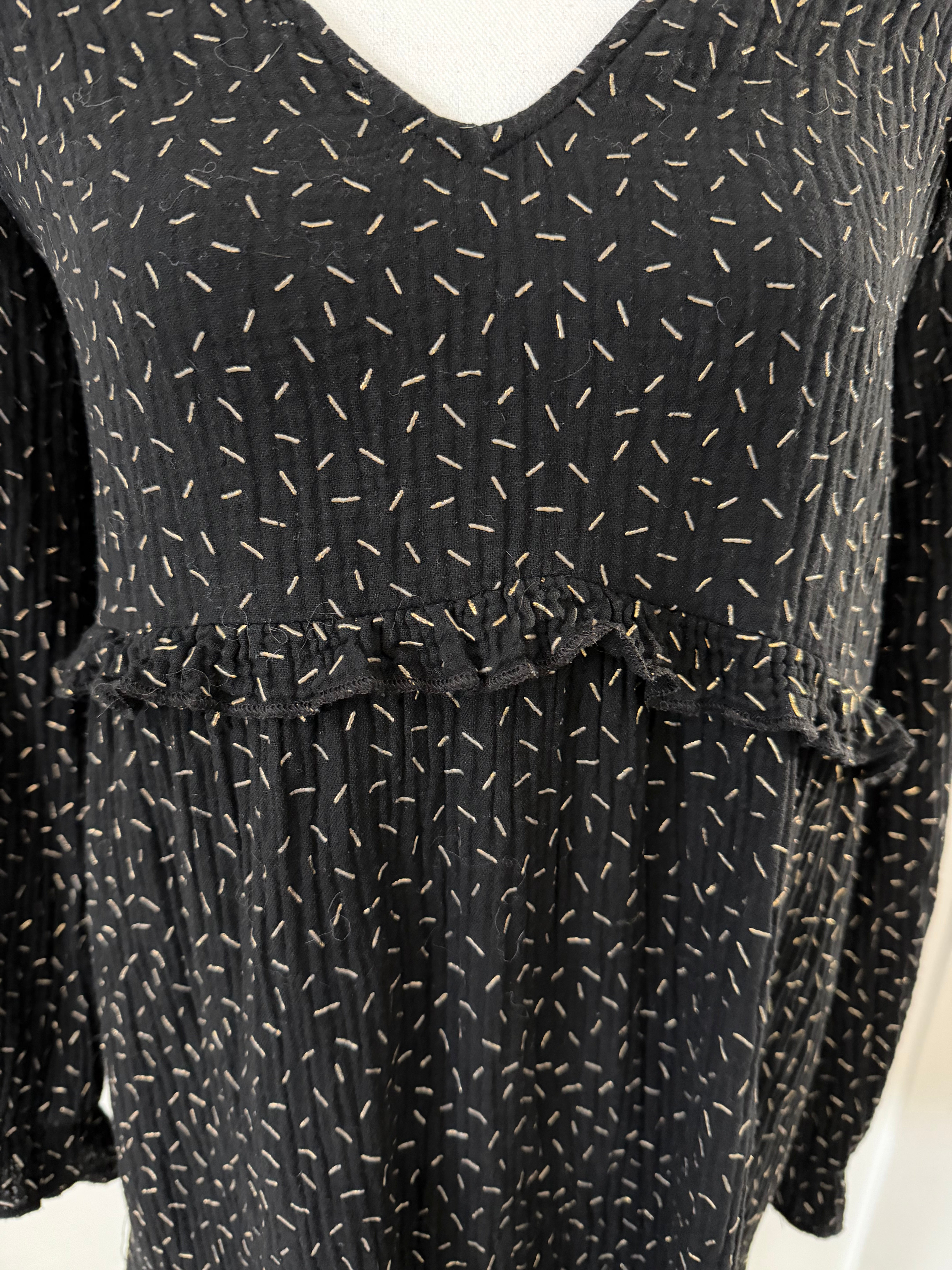 Robe noire avec motifs doré, Col V, coupe ample