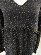 Robe noire avec motifs doré, Col V, coupe ample