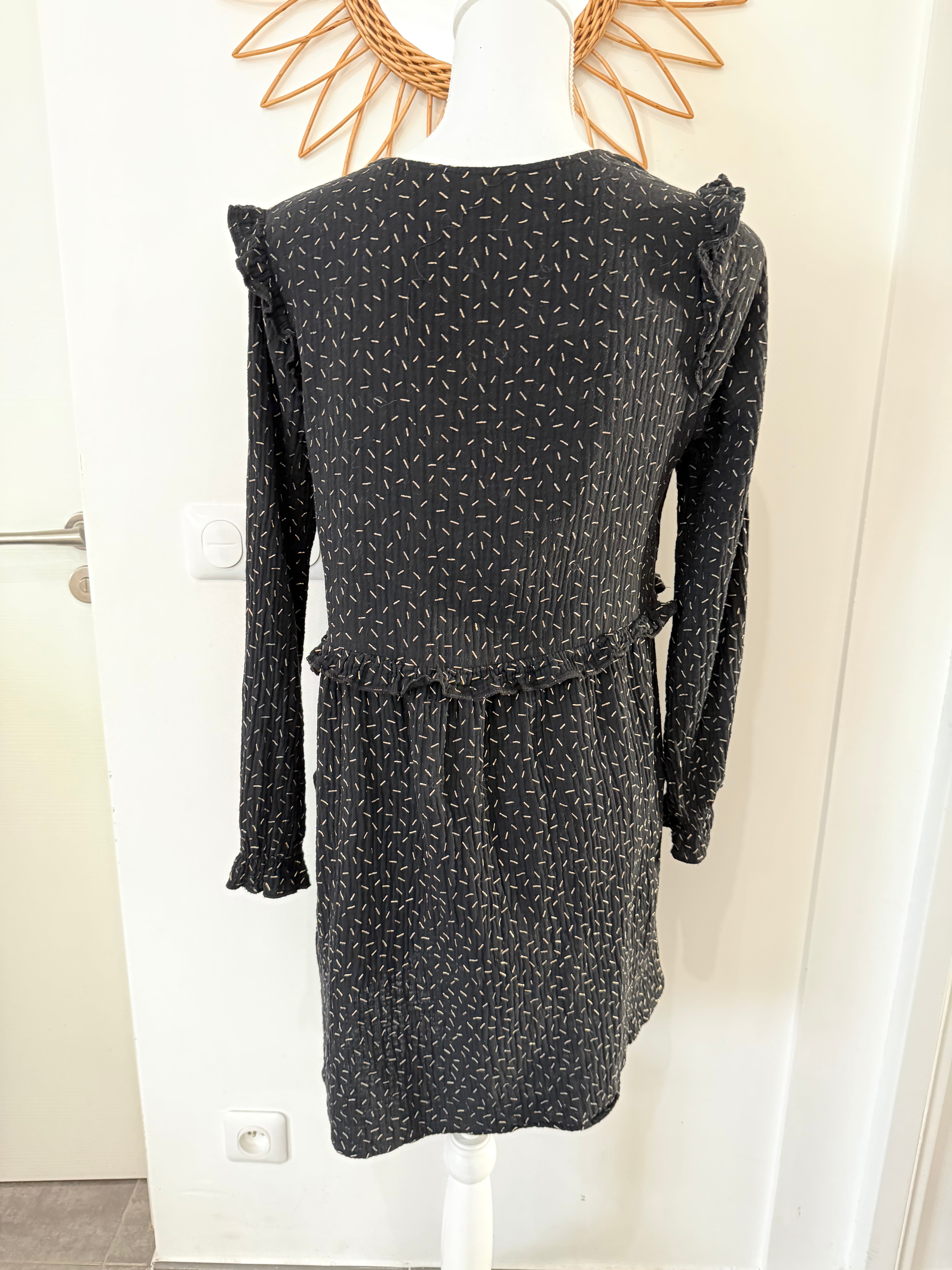 Robe noire avec motifs doré, Col V, coupe ample