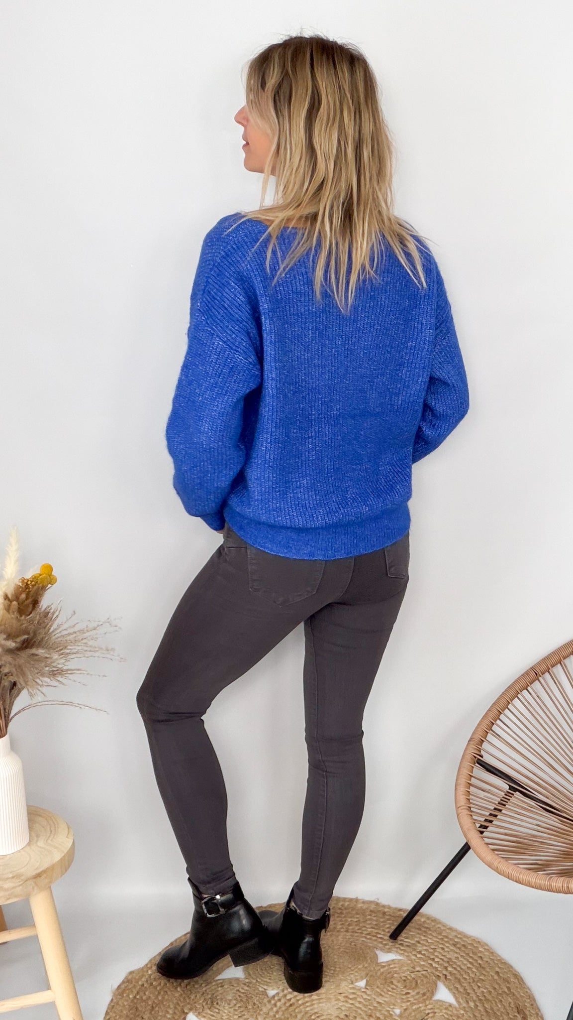 Pull bleu électrique col V femme La Boutique de Lydie