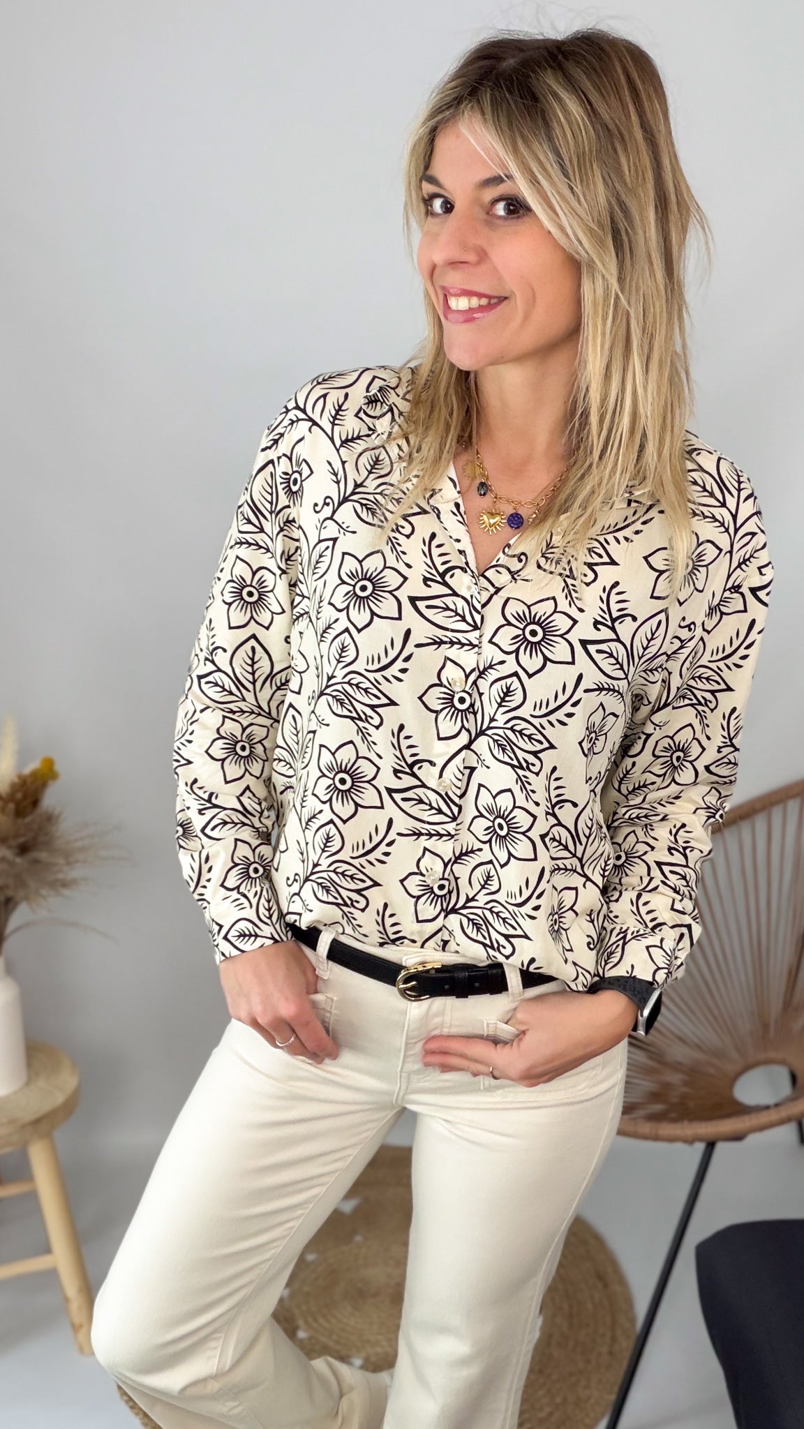 Chemise femme viscose beige motif noir fleurs La Boutique de Lydie
