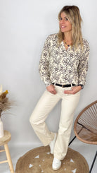Look chemise fleurie beige et pantalon blanc femme boutique de mode