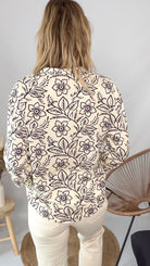 Look chemise fleurie beige et pantalon blanc femme boutique de mode