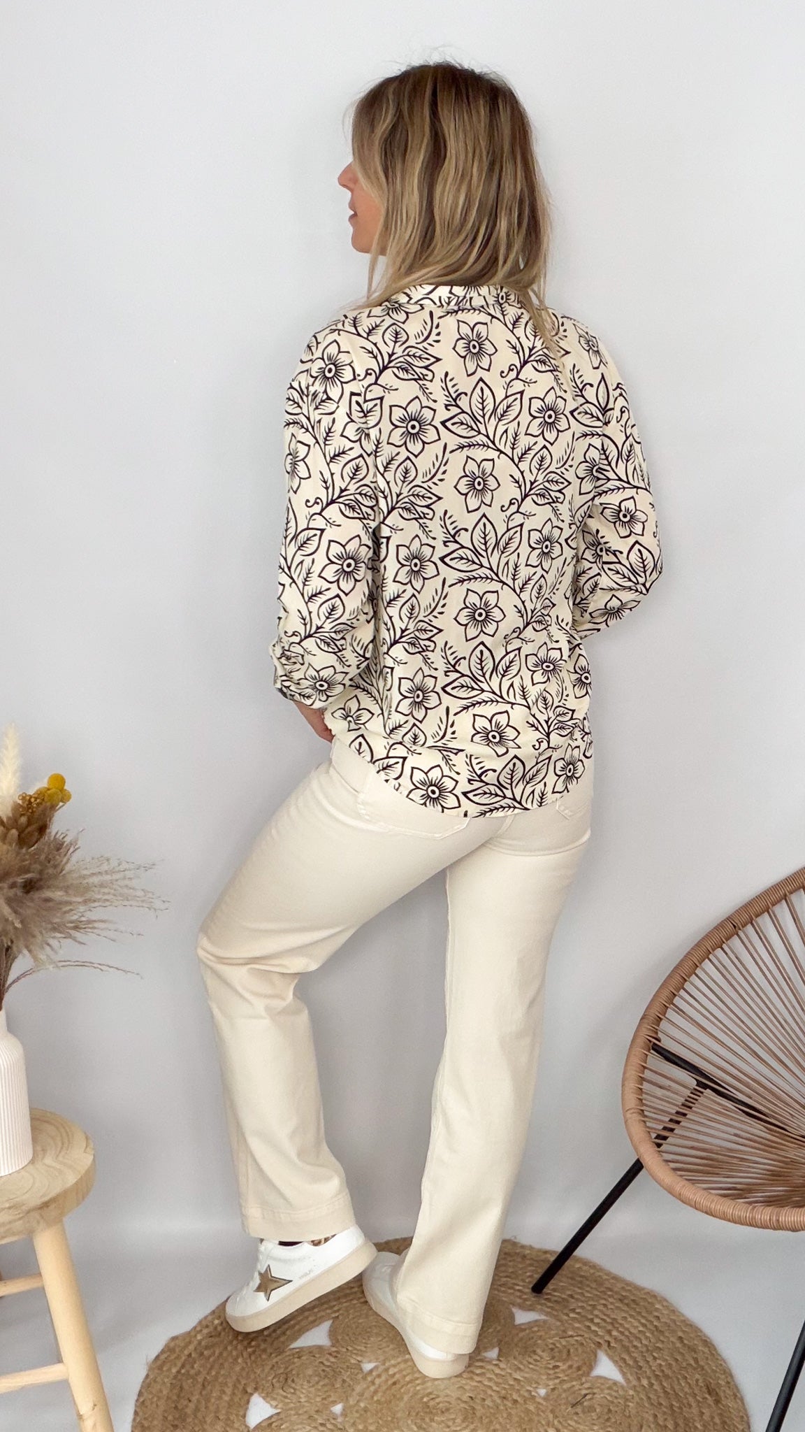 Look chemise fleurie beige et pantalon blanc femme boutique de mode