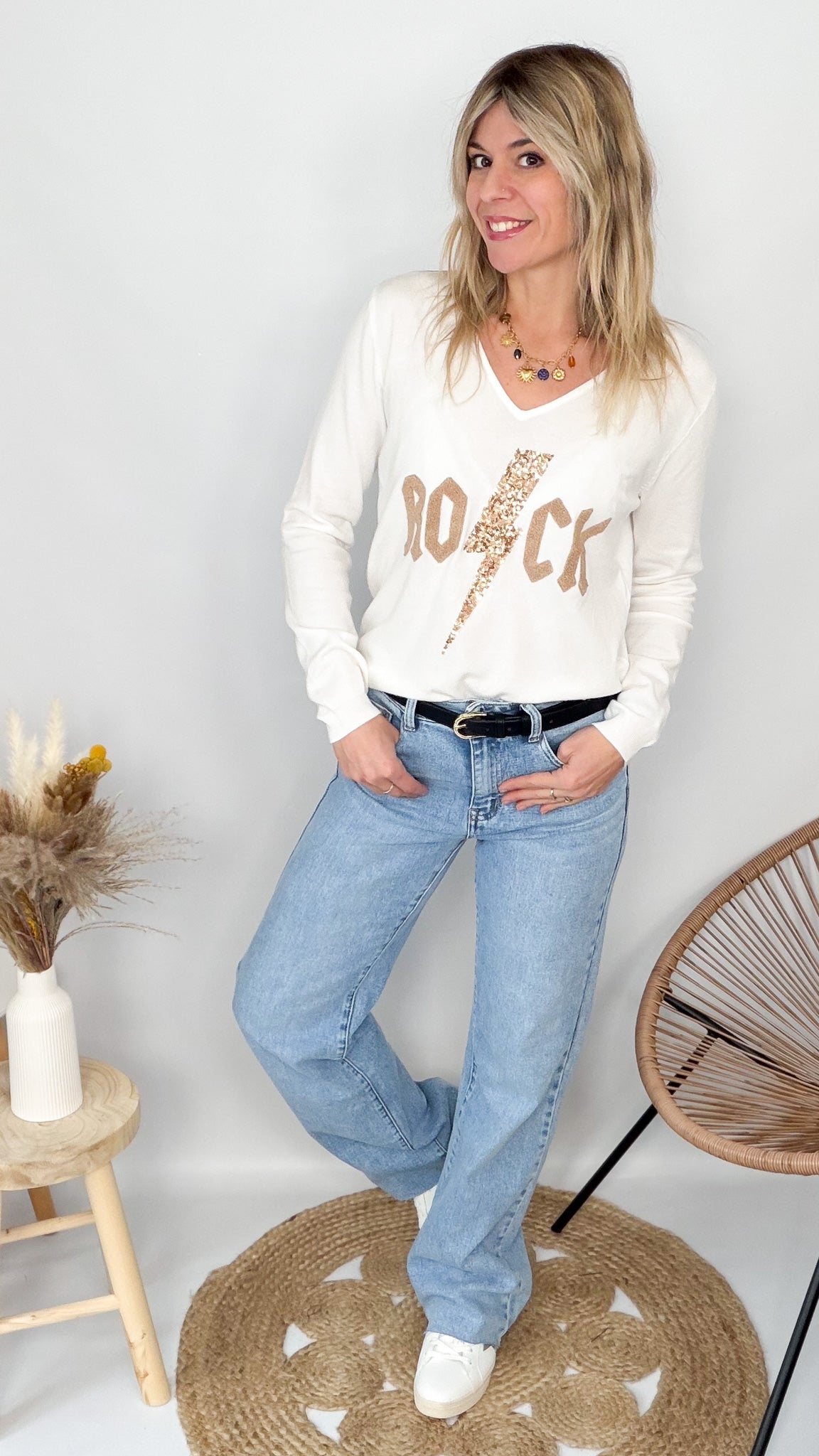 Pull fin écru col V brodé ROCK taupe la boutique de lydie