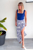 Jupe longue blanche motifs bleu