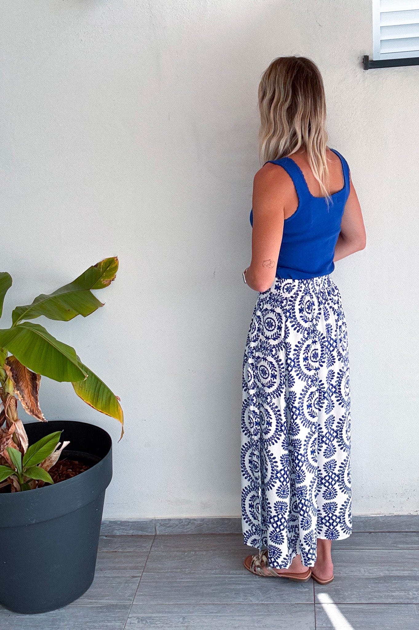 Jupe longue blanche motifs bleu