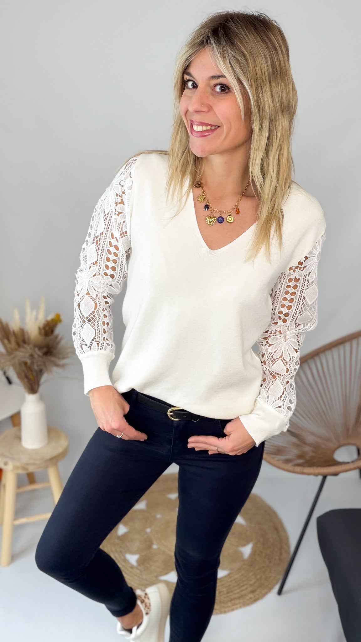 Pull Écru Manches Dentelle - Col V Féminin | La Boutique de Lydie