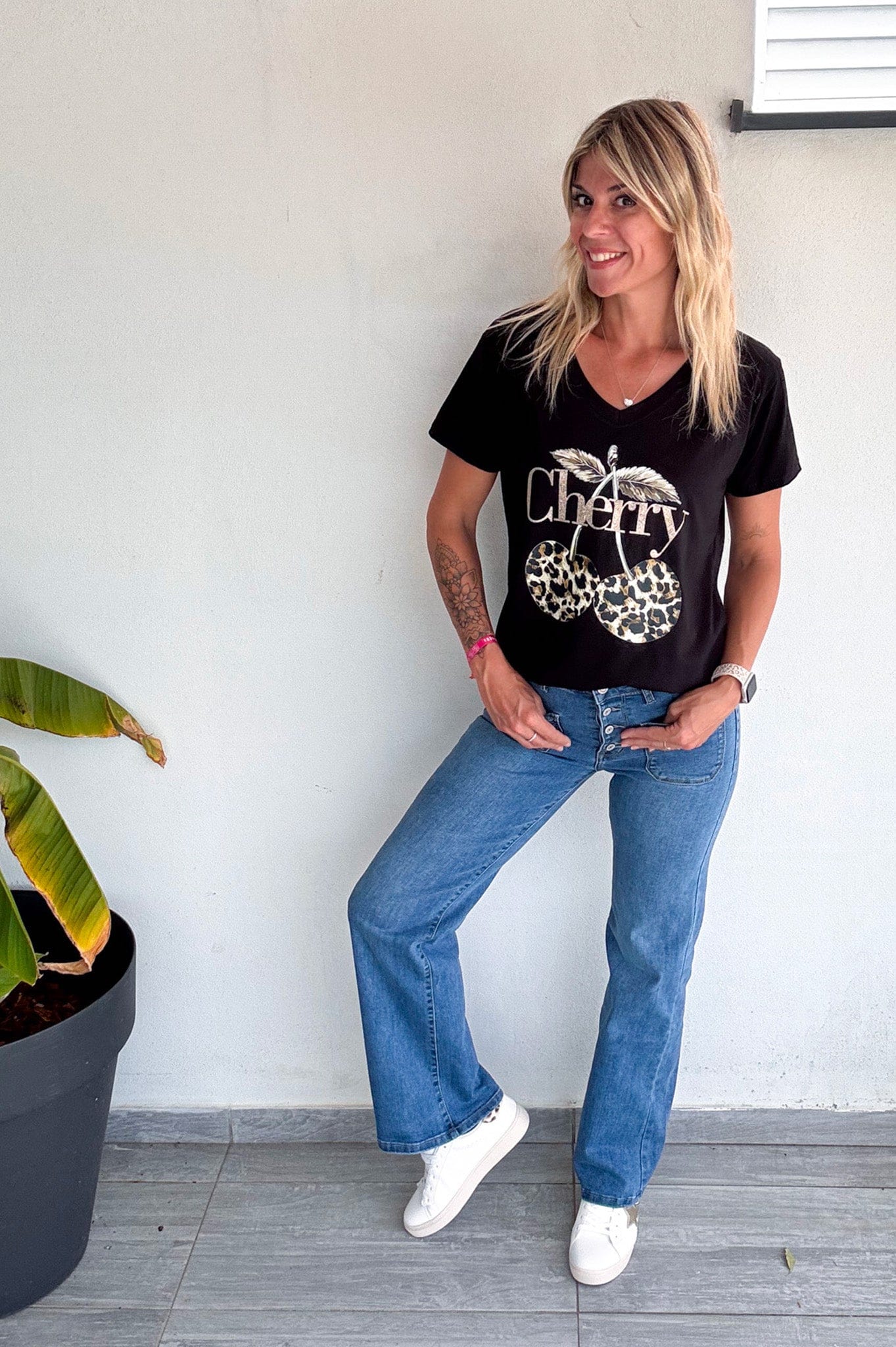 T-shirt noir, floqué avec des cerises