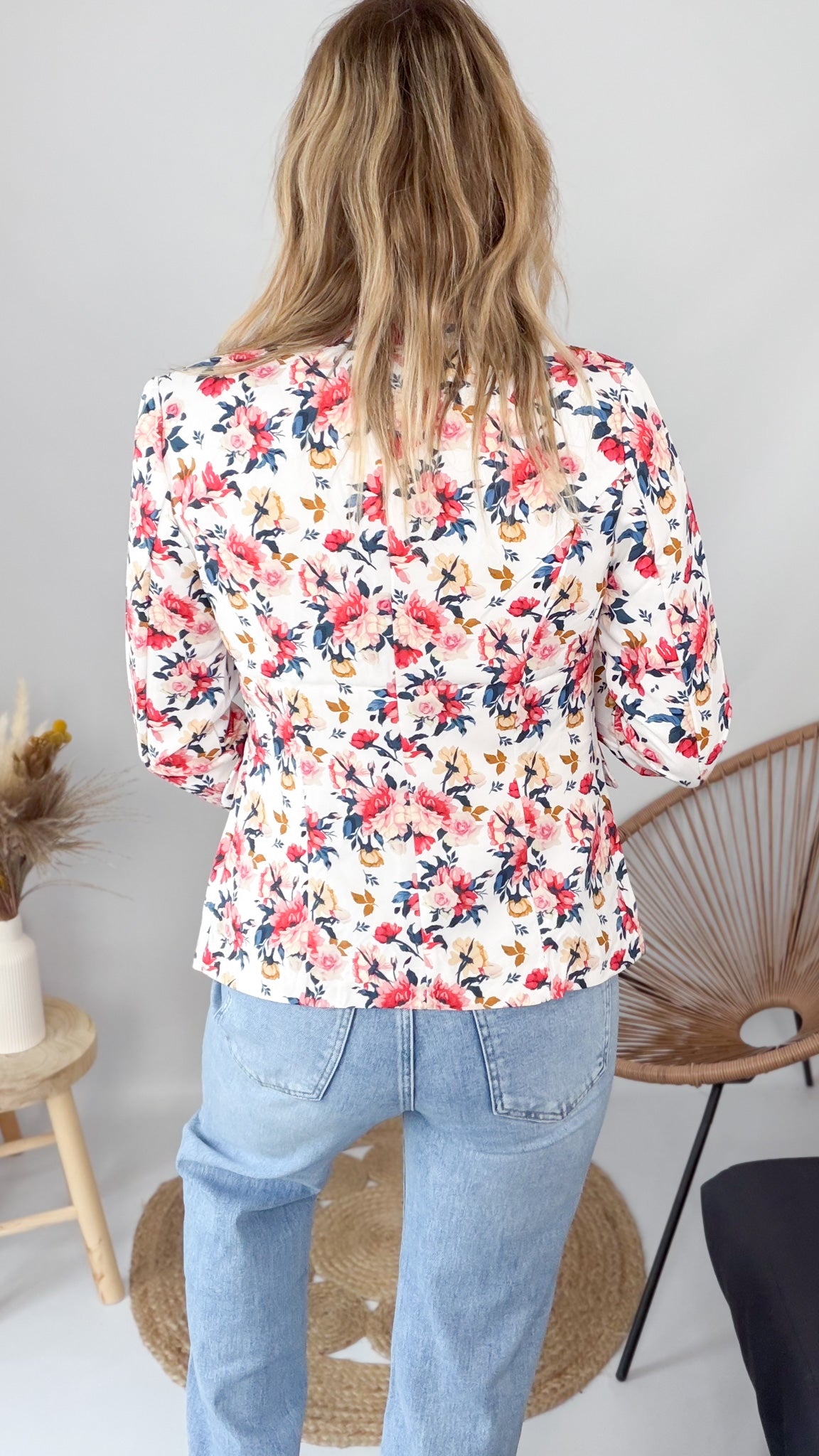 Blazer blanc motif fleuri rouge la boutique de lydie 