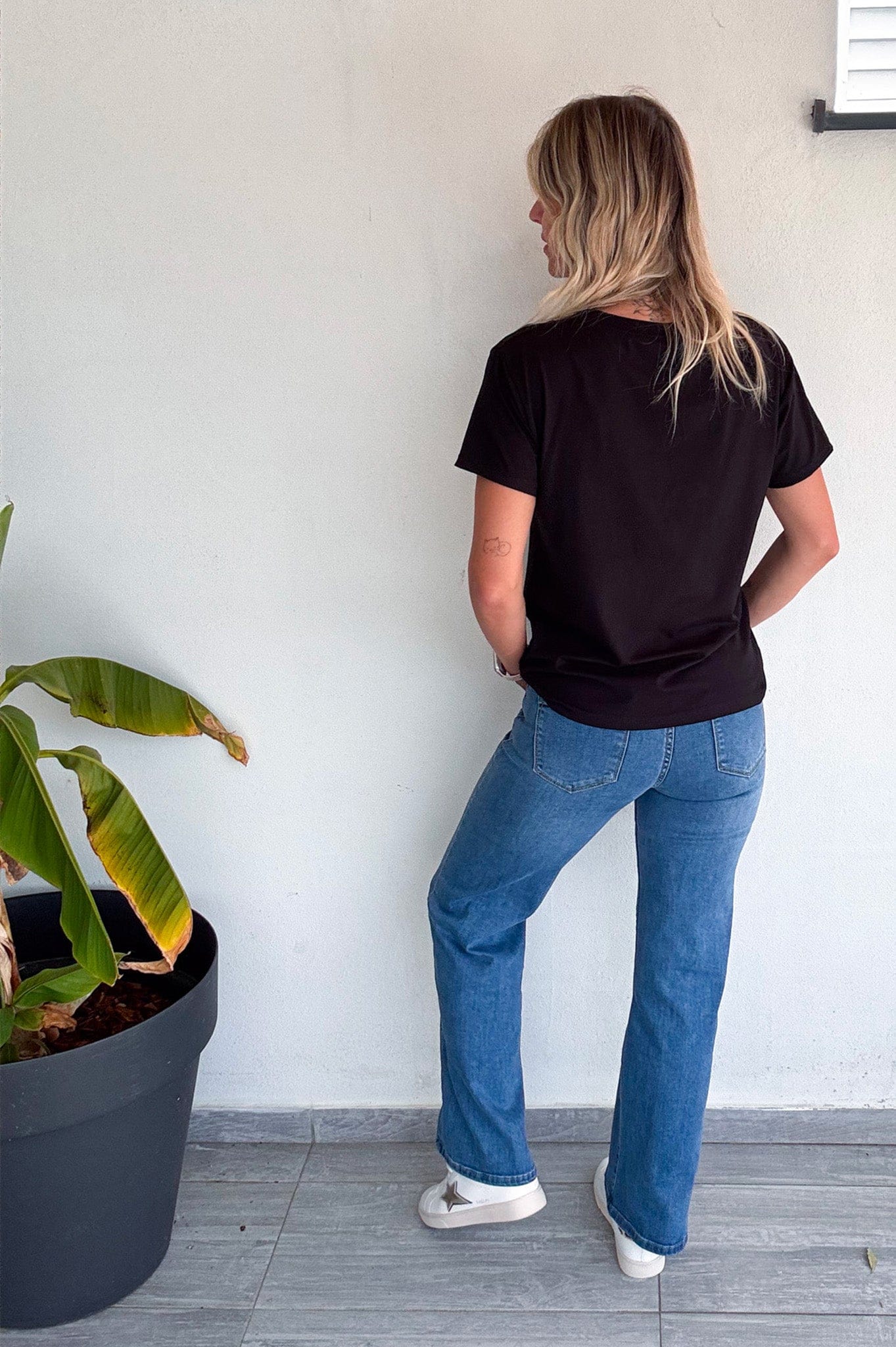 T-shirt noir, floqué avec des cerises