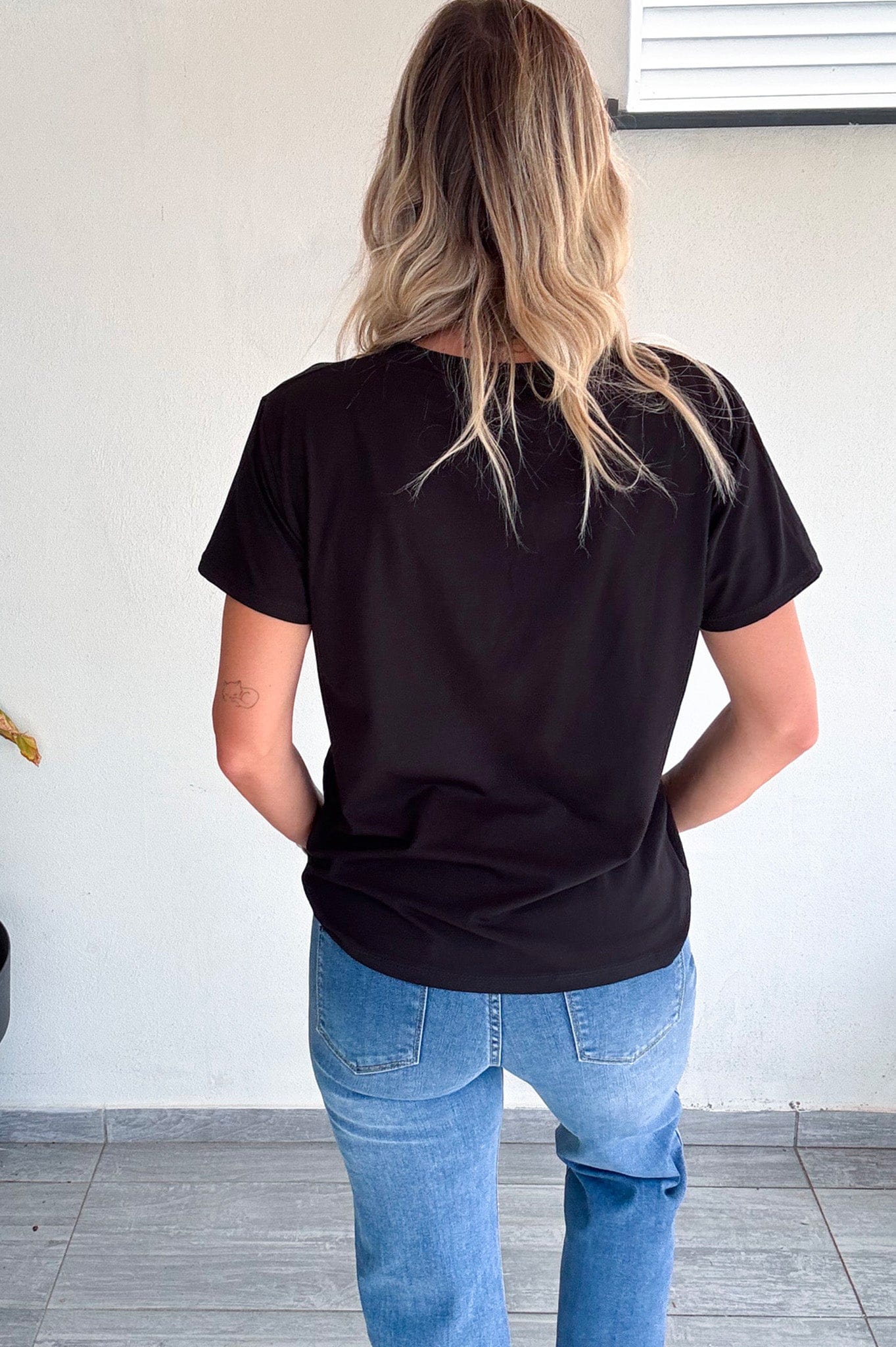 T-shirt noir, floqué avec des cerises