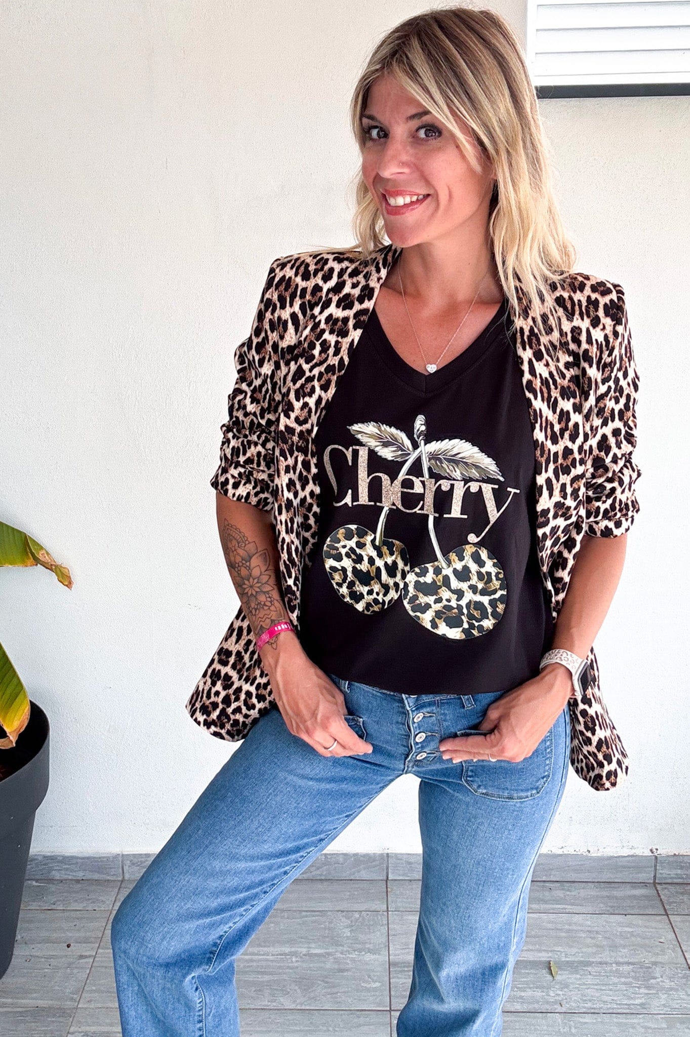 T-shirt noir, floqué avec des cerises