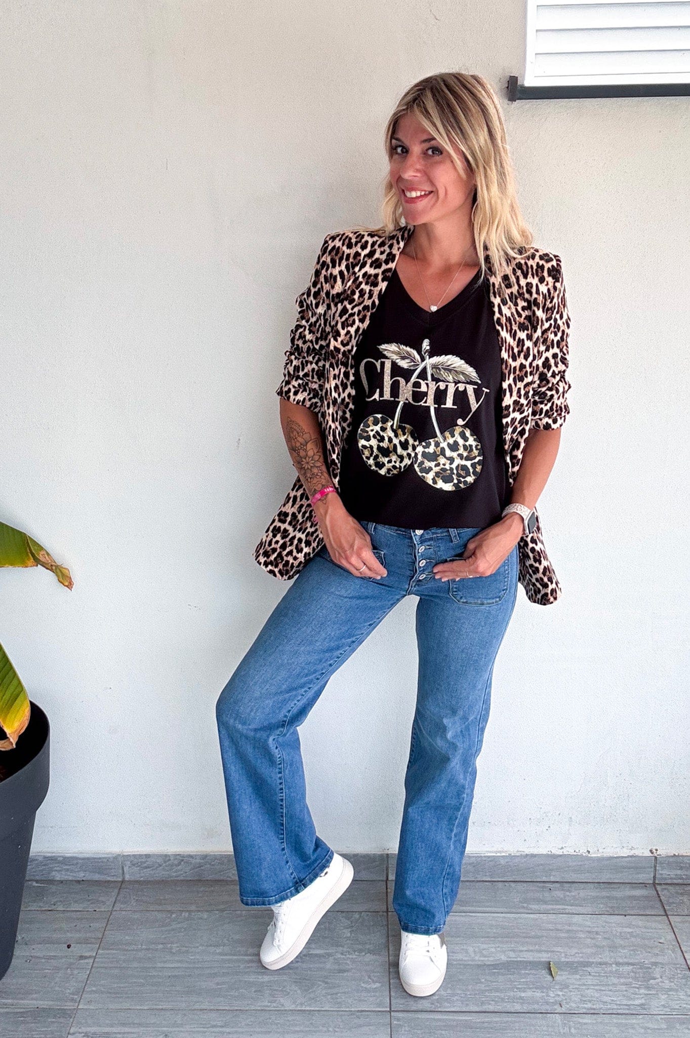 T-shirt noir, floqué avec des cerises