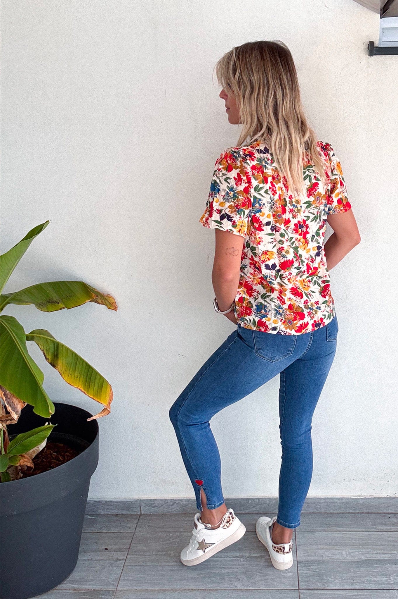 jean slim  7 ⁄ 8 fendu avec broderie coeur rouge