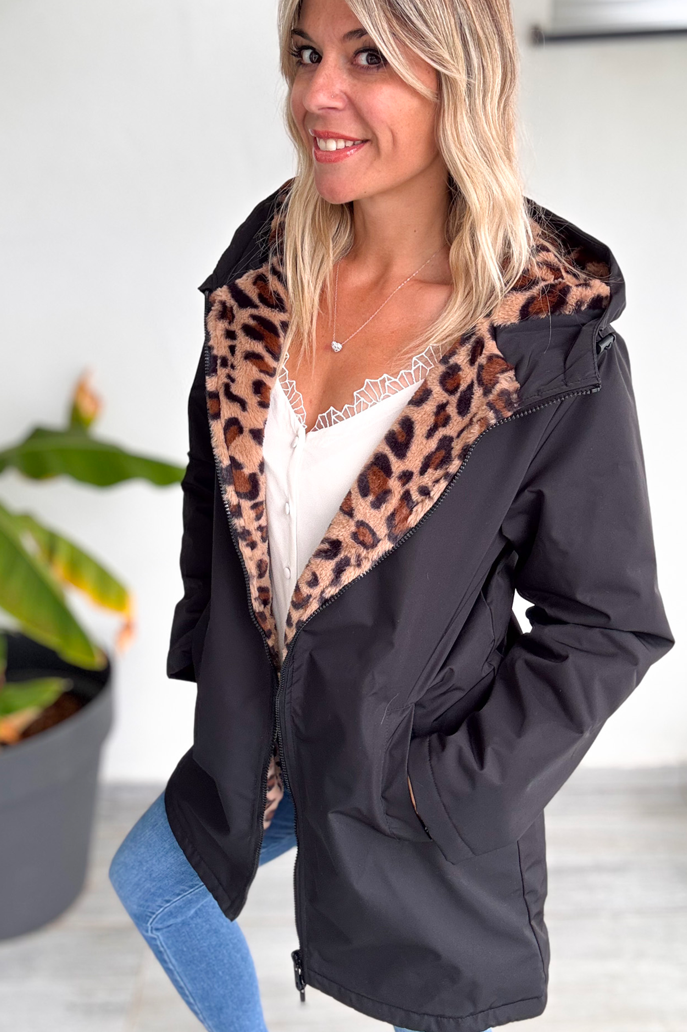 Parka noir  mi longue avec fourrure léopard 