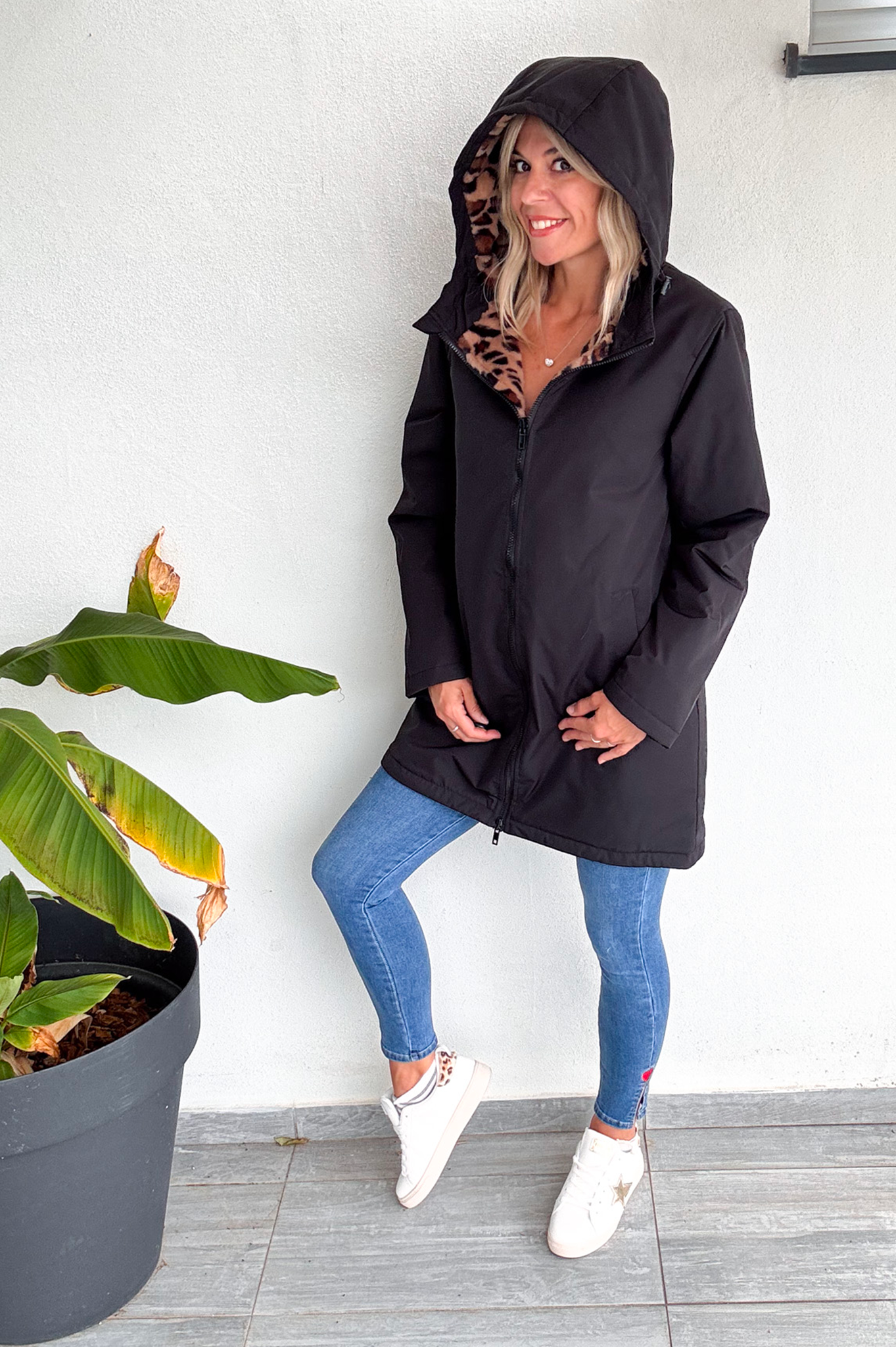 Parka noir  mi longue avec fourrure léopard 