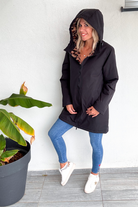 Parka noir  mi longue avec fourrure léopard 