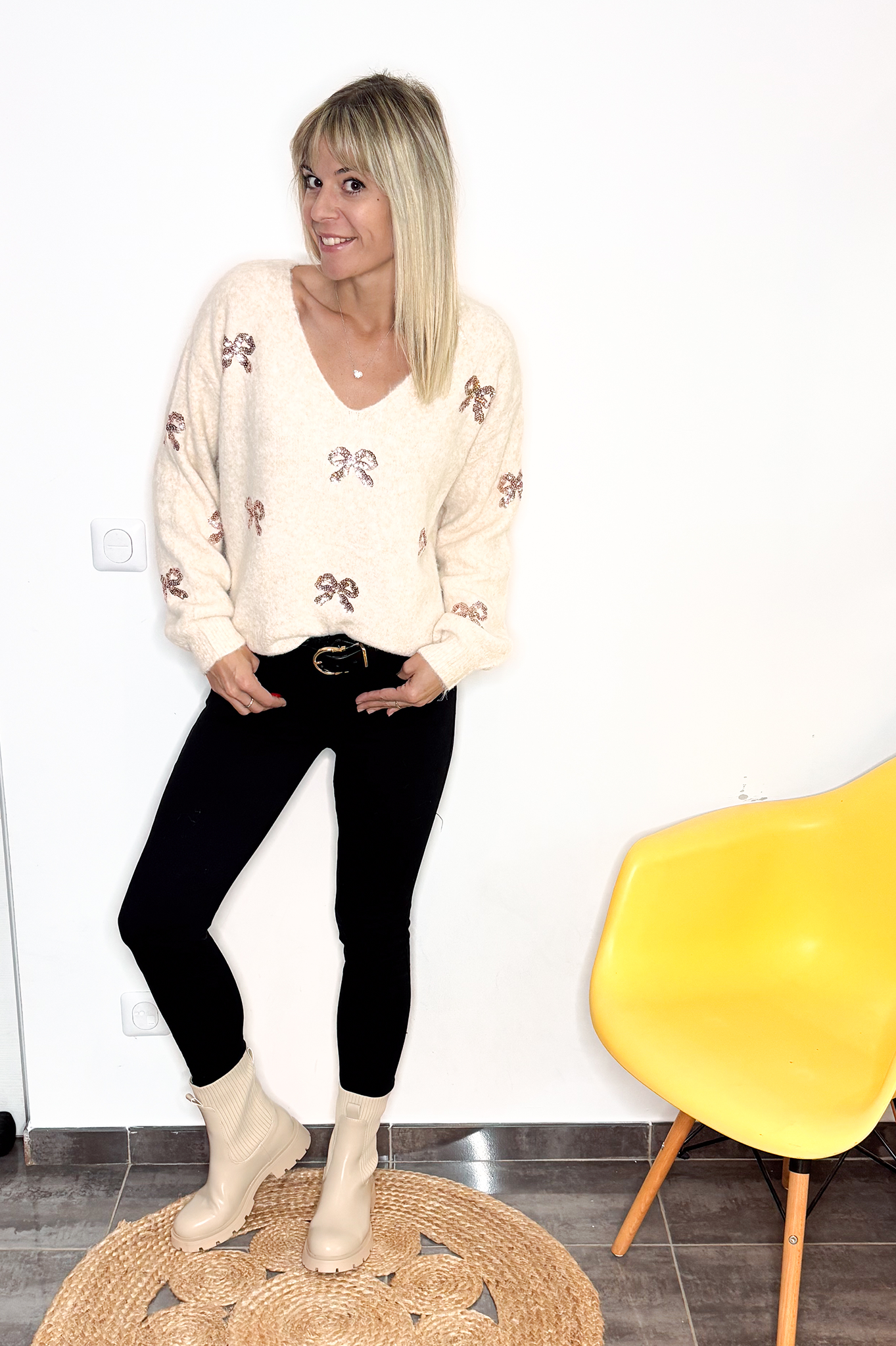 Pull beige avec noeud sequin rose la boutique de lydie