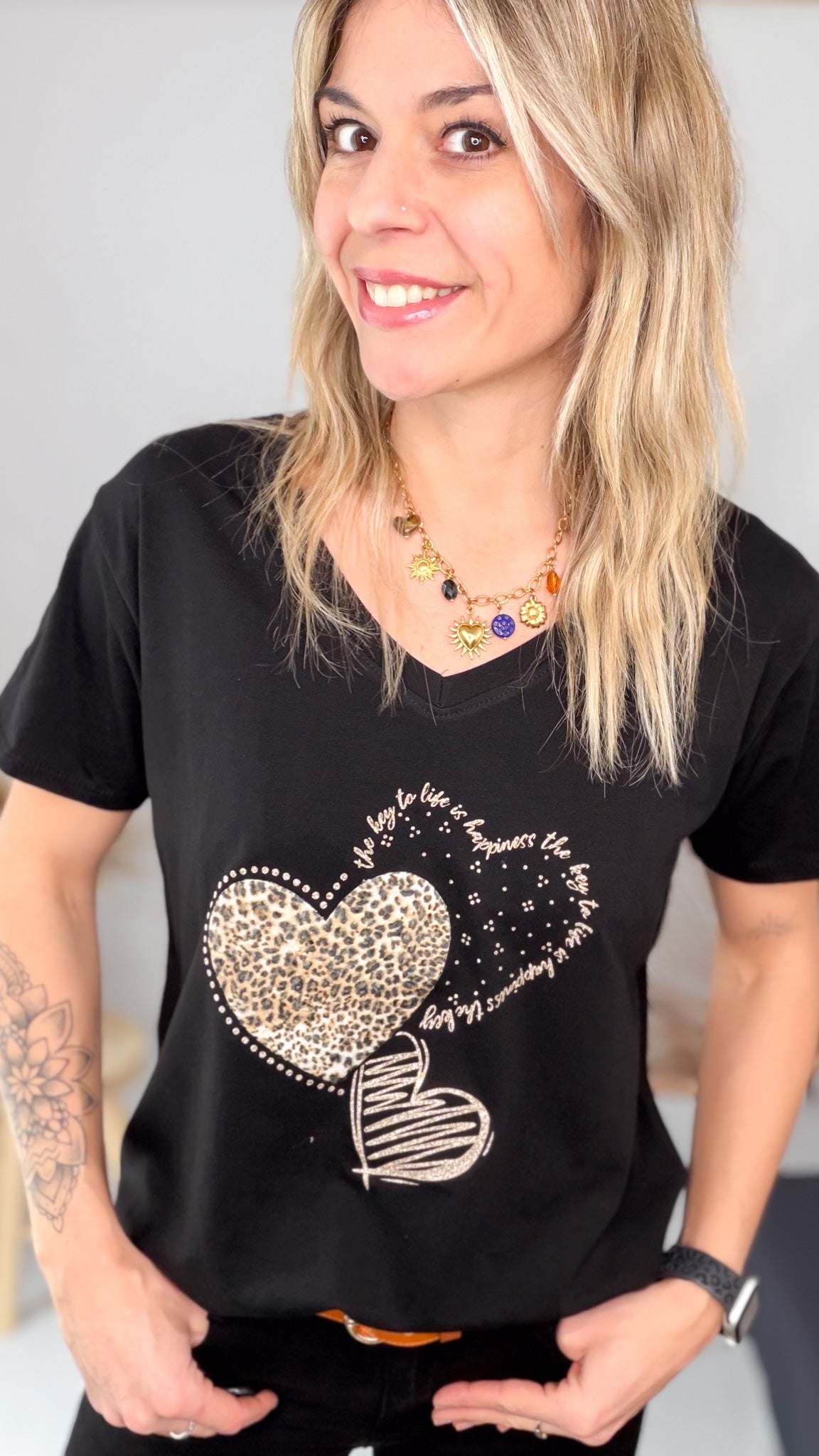 T-shirt Col V "Cœur Léopard"