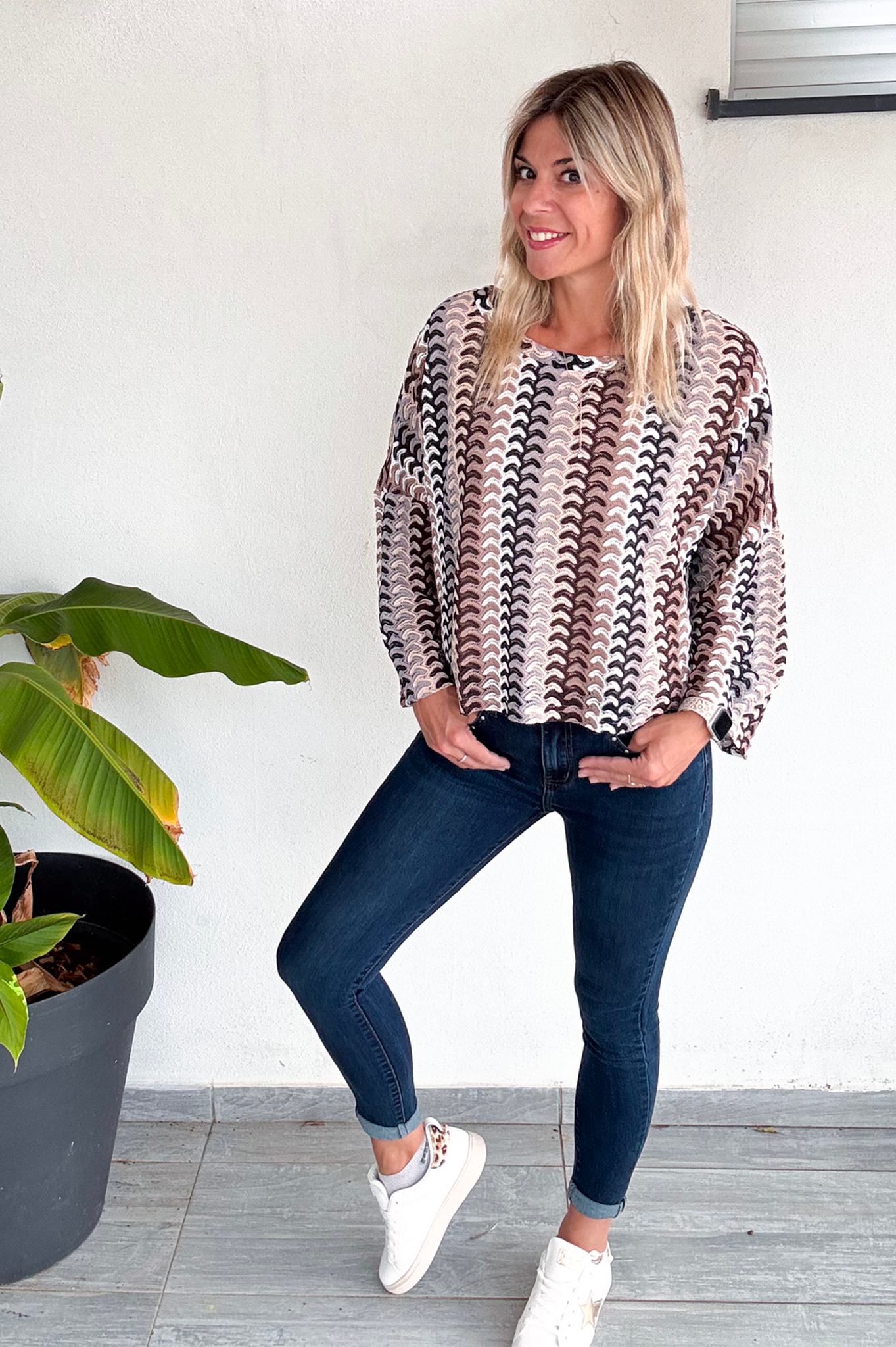 Jean slim bleu foncé, clous argenté femme