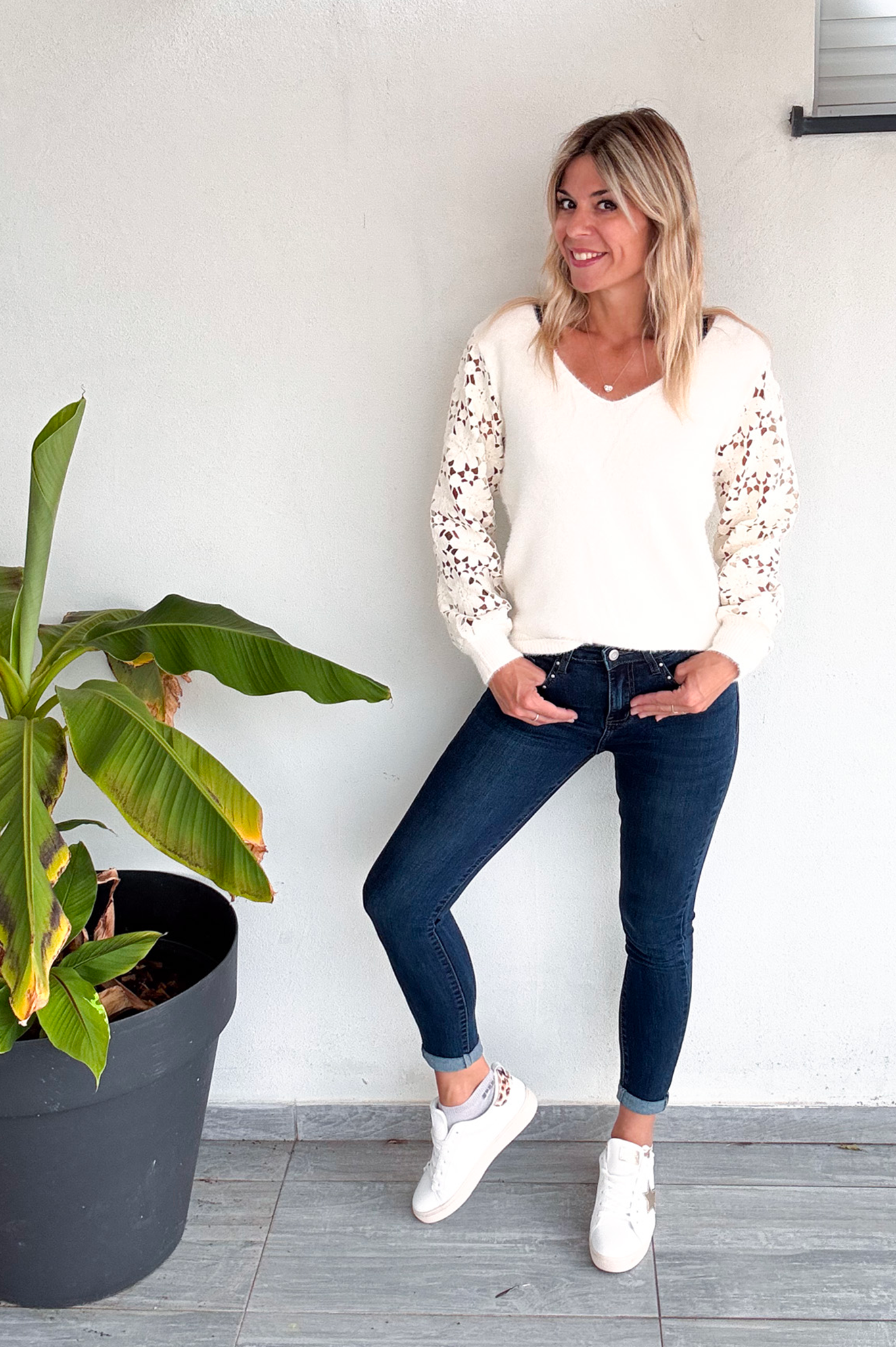Pull écru, col V, avec dentelle crochet sur les manches