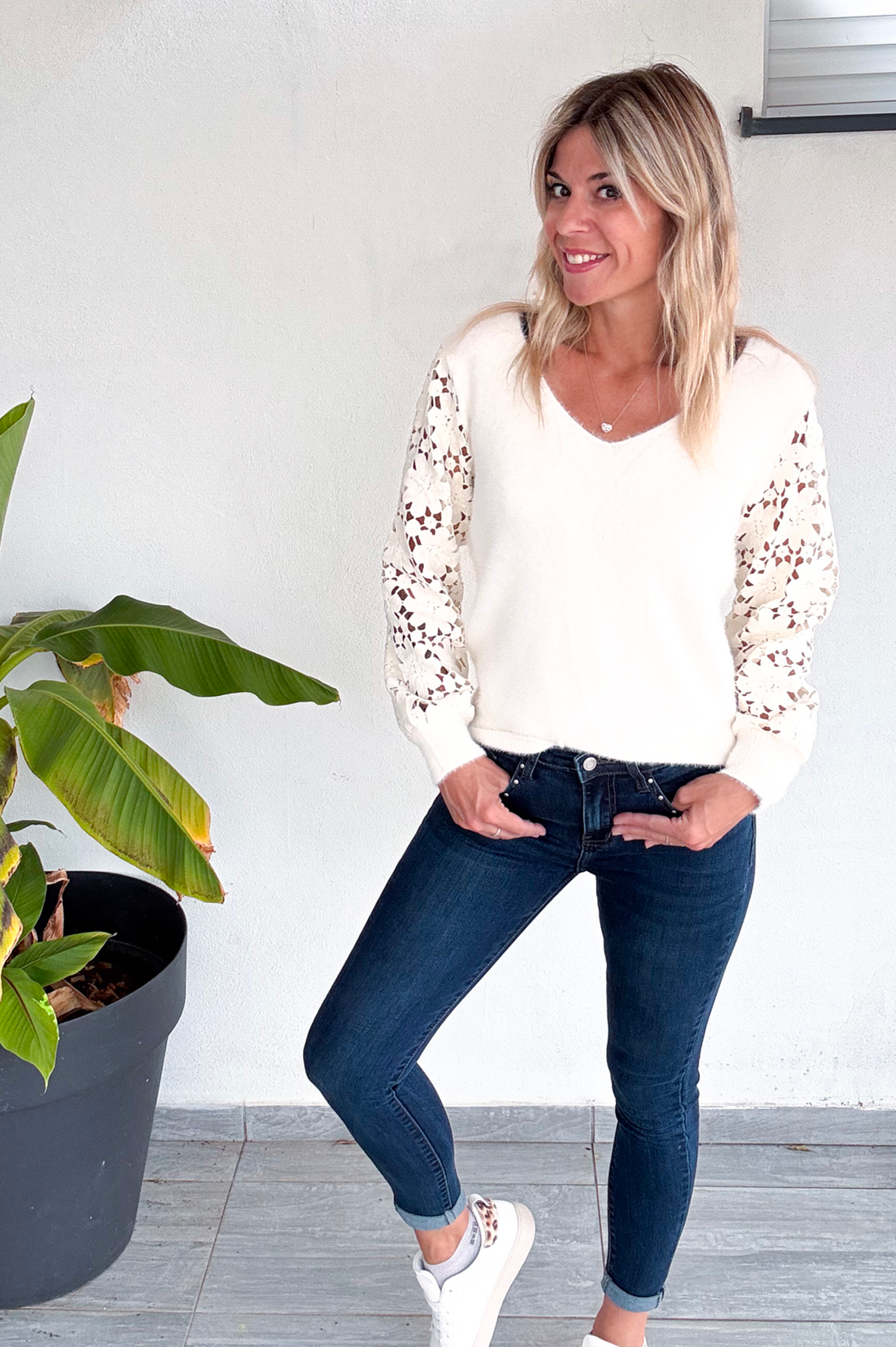 Pull écru, col V, avec dentelle crochet sur les manches