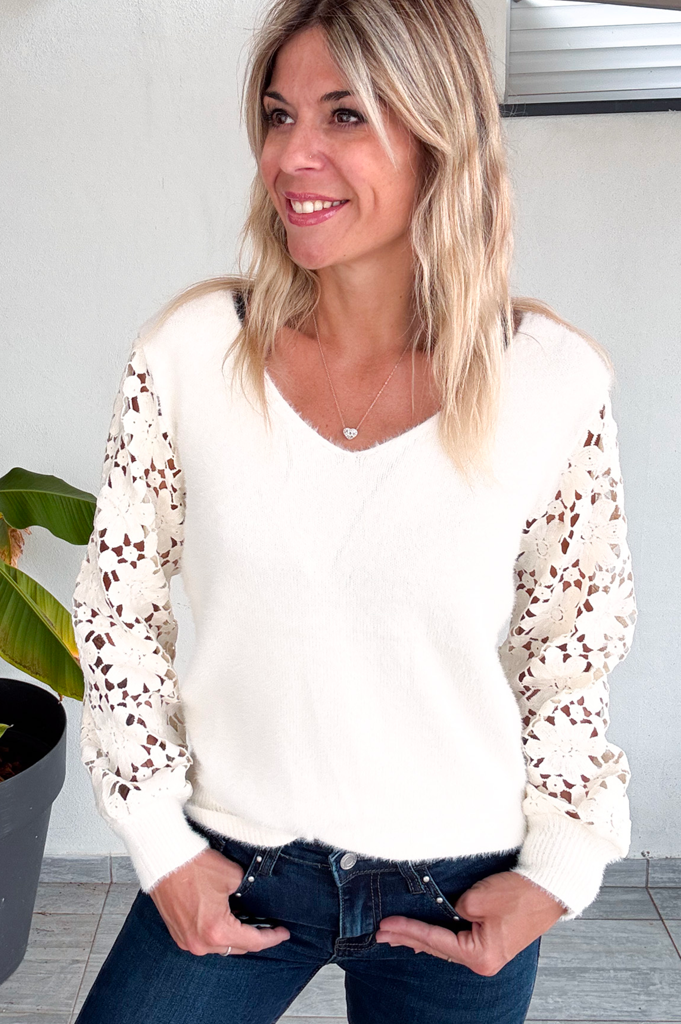 Pull écru, col V, avec dentelle crochet sur les manches