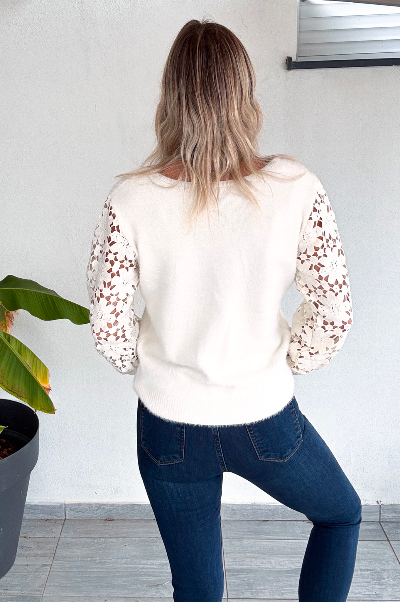 Pull écru, col V, avec dentelle crochet sur les manches la boutique de lydie