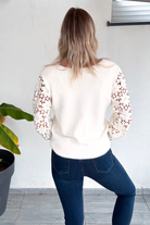 Pull écru, col V, avec dentelle crochet sur les manches la boutique de lydie