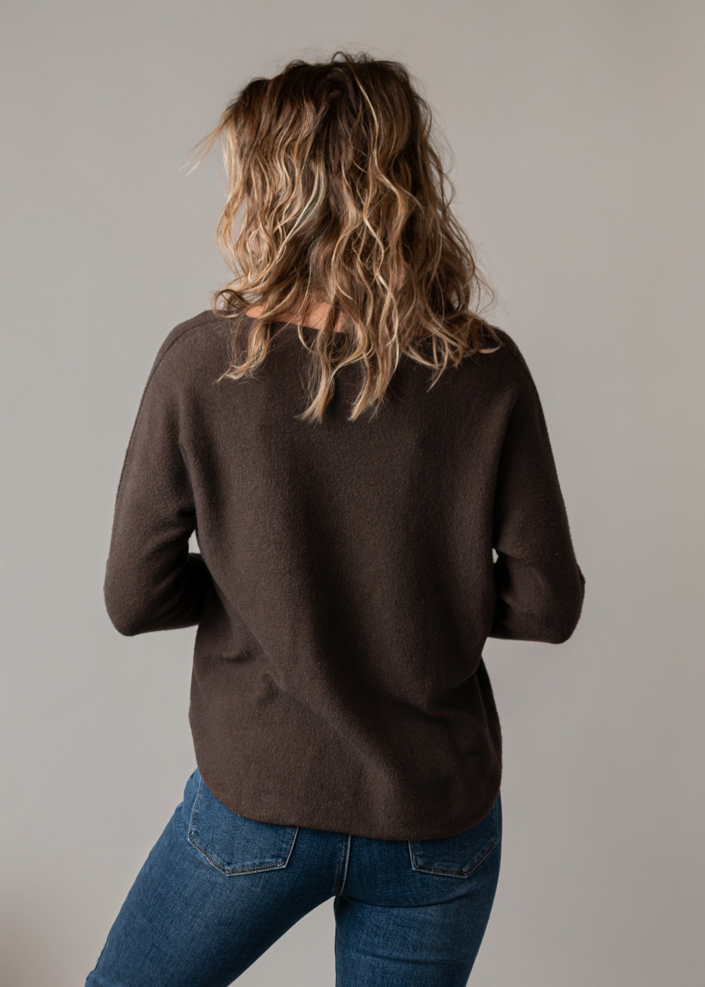 Pull col V chocolat brodé Amour