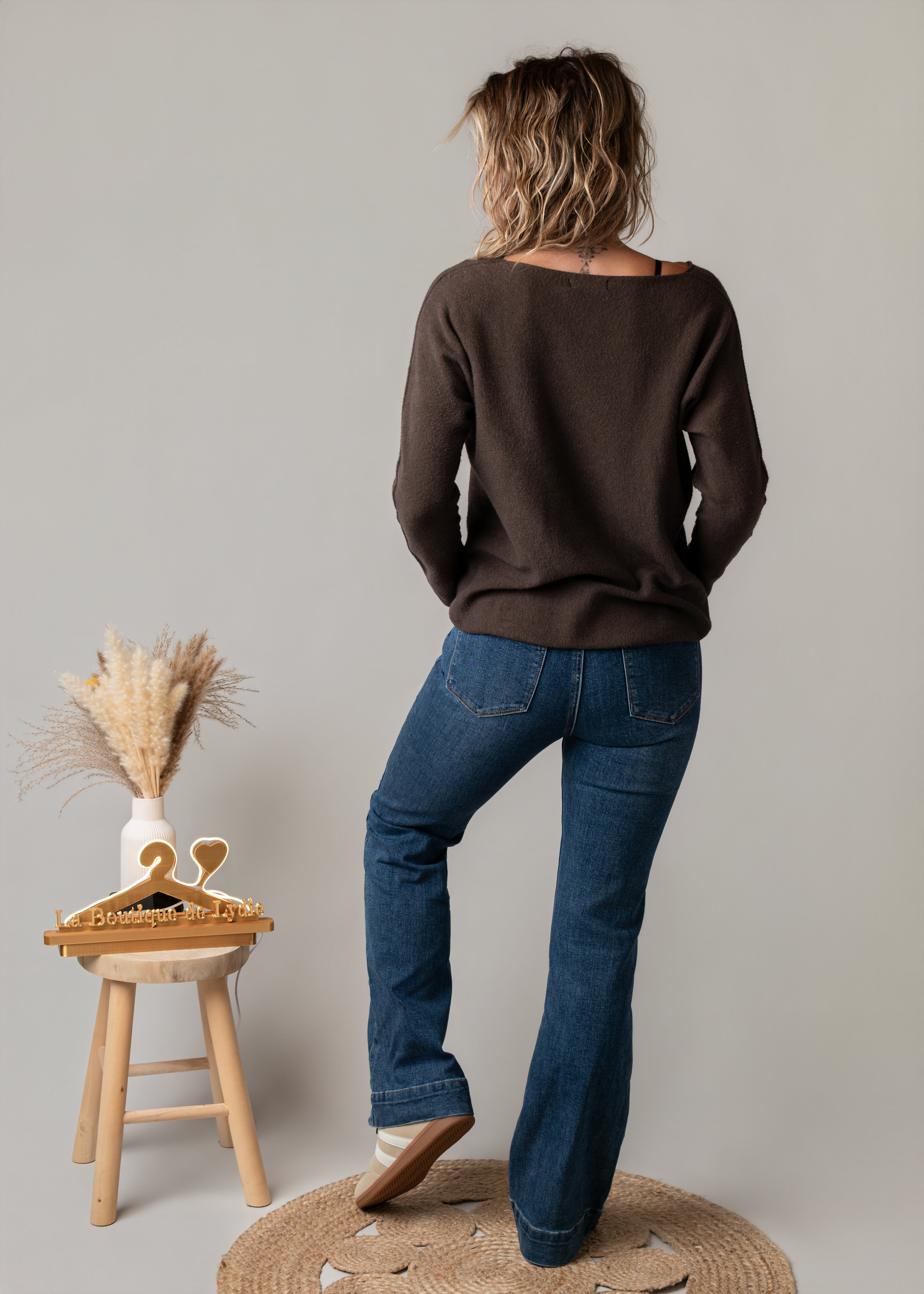 Pull col V chocolat brodé Amour