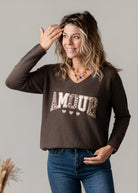 Pull col V chocolat brodé Amour la boutique Boutique de Lydie 