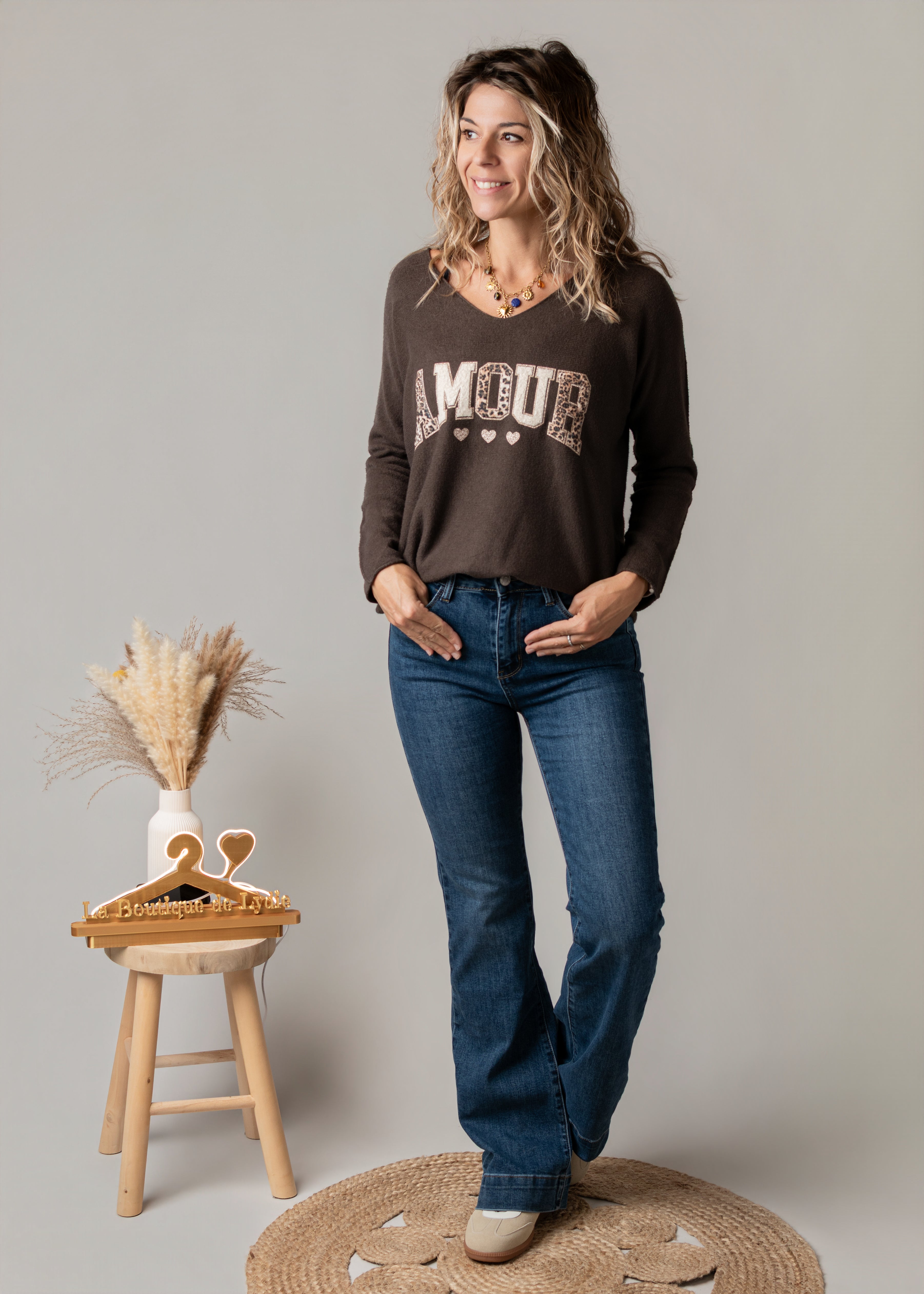 Pull col V chocolat brodé Amour
