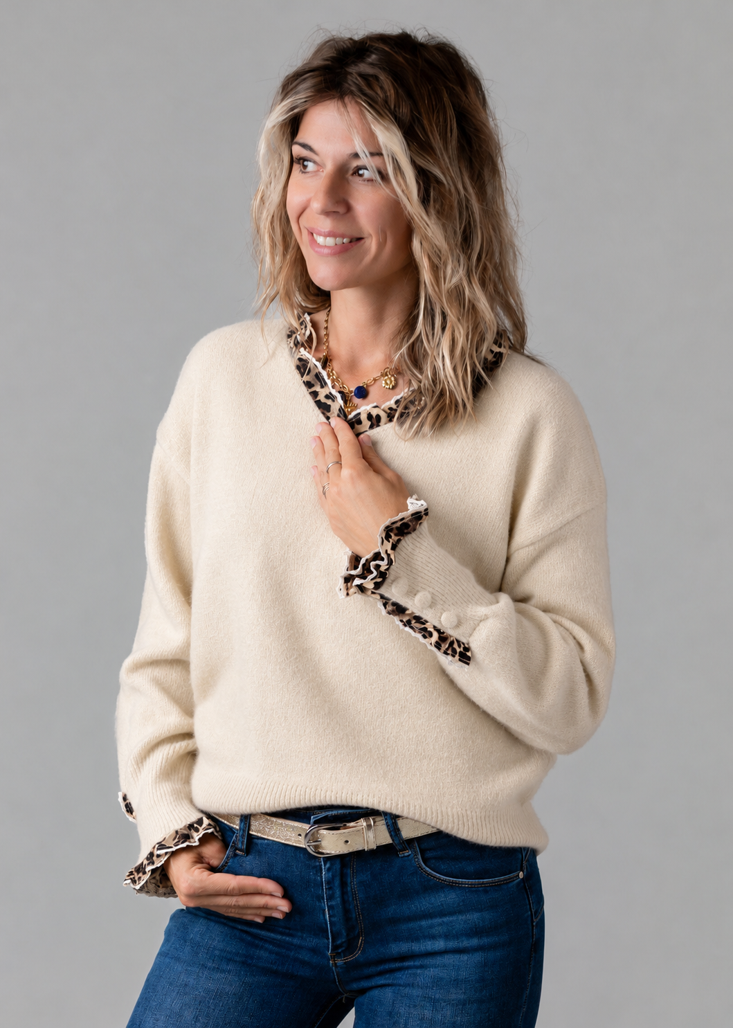 Pull col V beige détails léopard la boutique de lydie