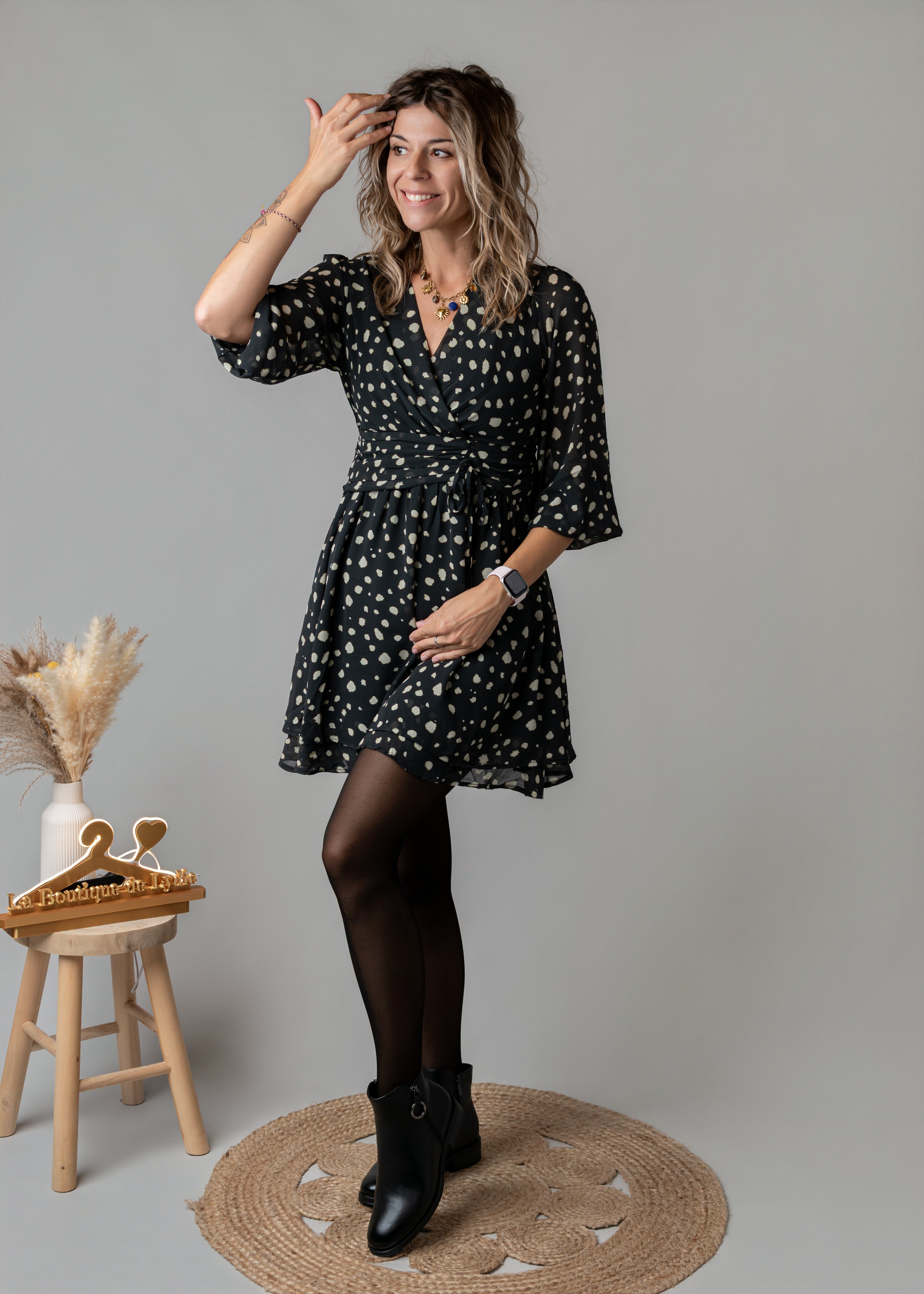 Robe courte cache-cœur noire à motifs la Boutique de Lydie
