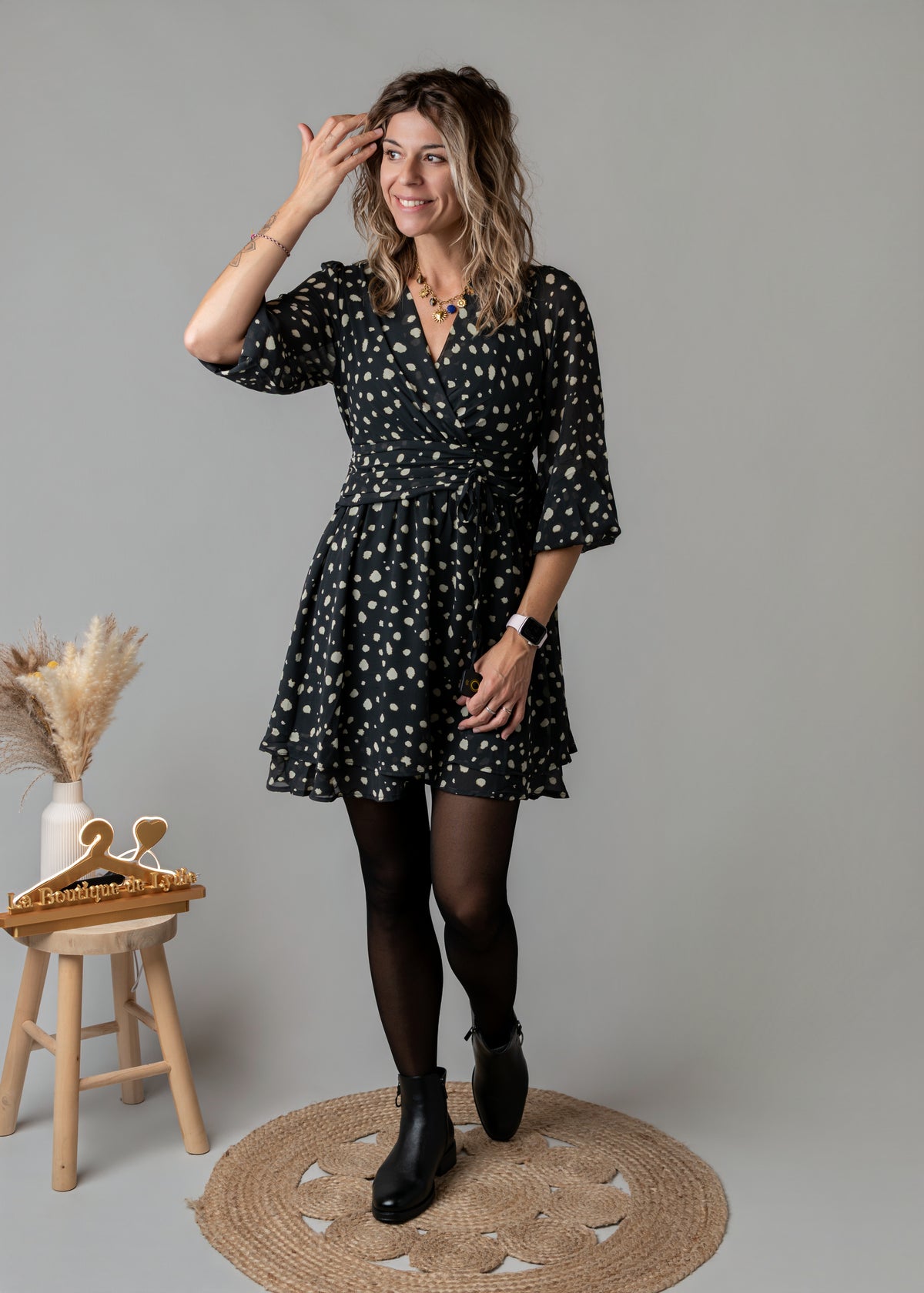 Robe courte cache-cœur noire à motifs